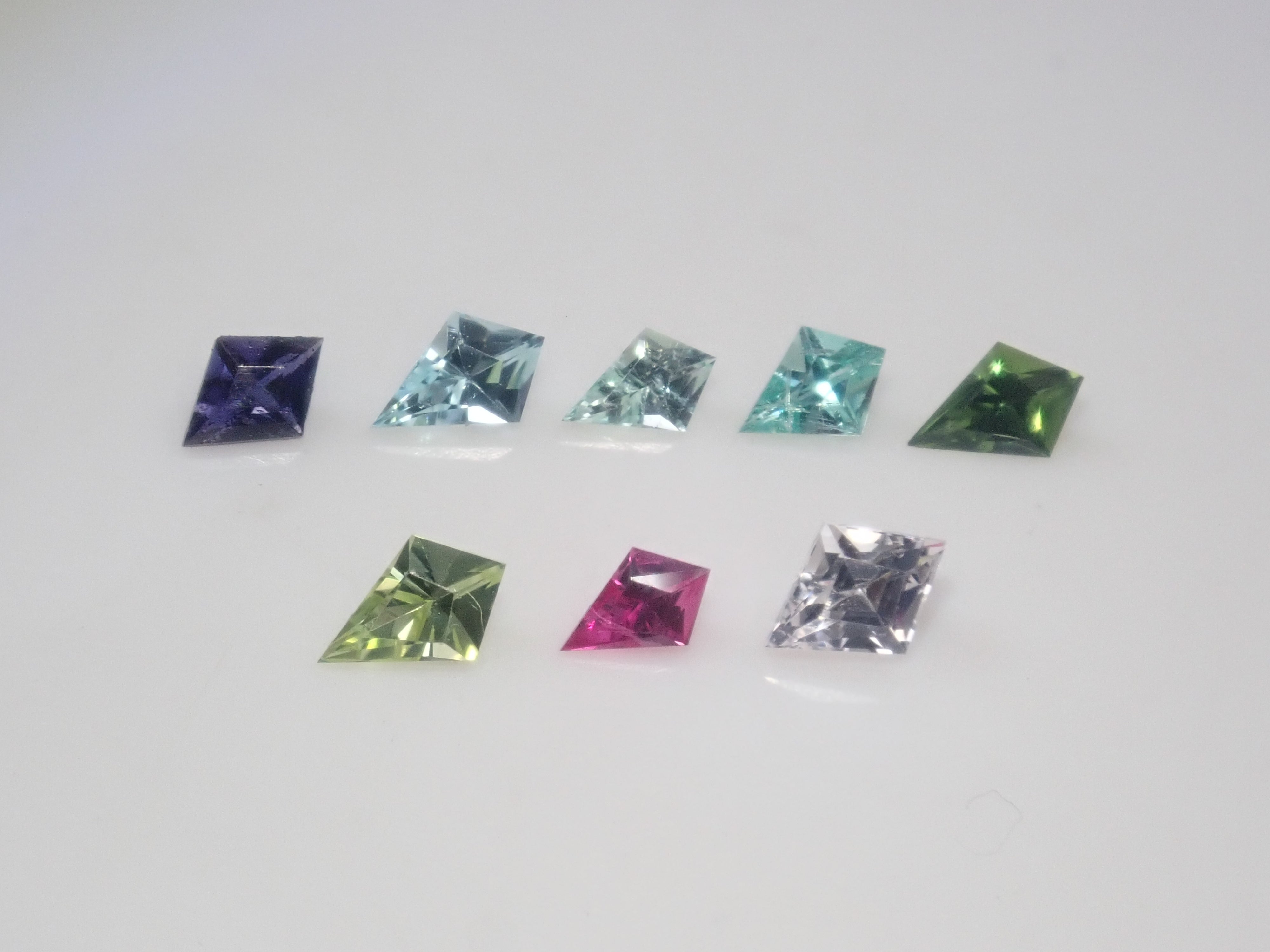 【9/13 22時販売】《限定8石》ミニカイトカット1石ルース(パライバトルマリン2石含む、グリーンベリル、ルビー、ペリドットなど)《複数購入割引有》