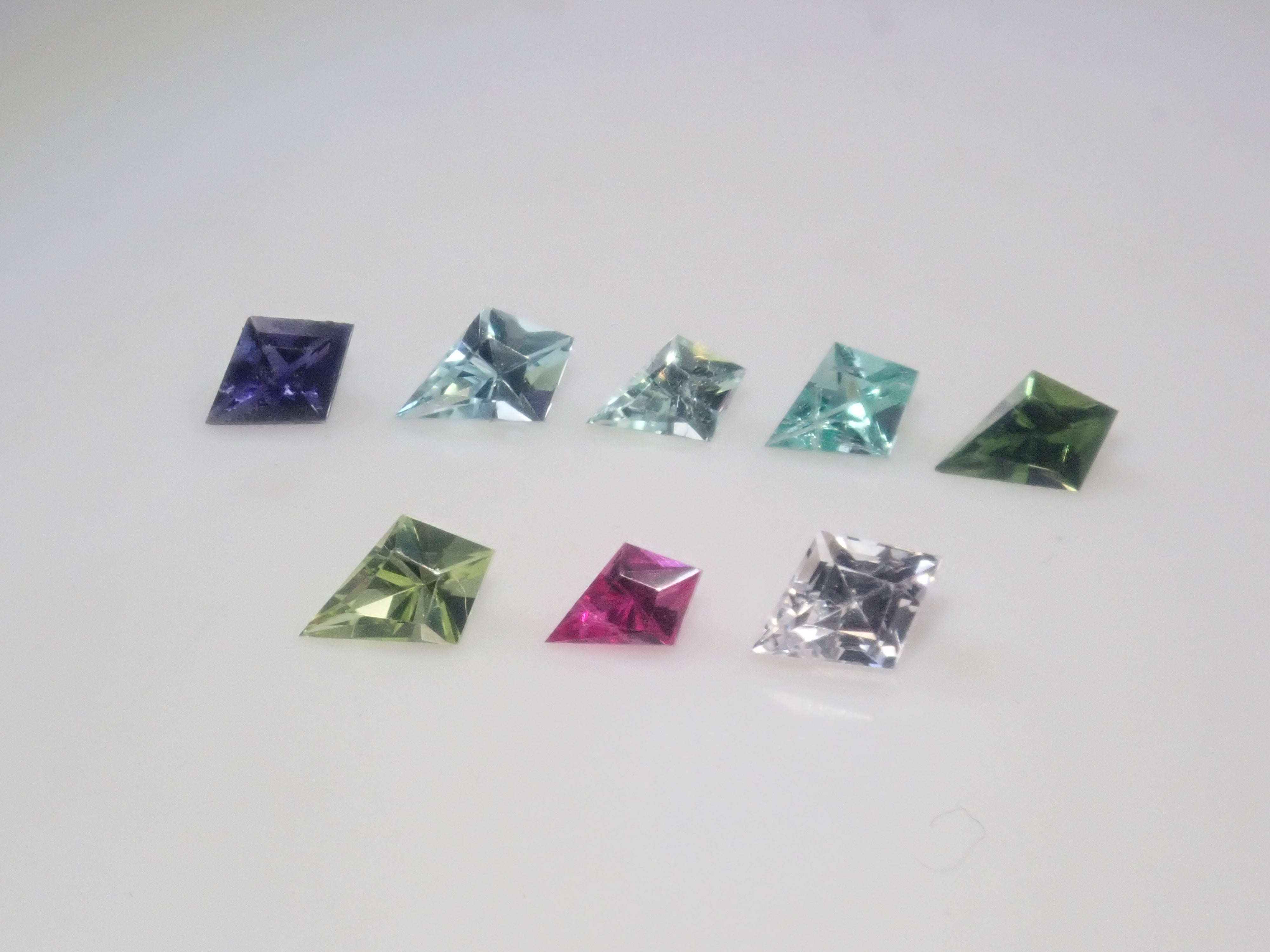 【9/13 22時販売】《限定8石》ミニカイトカット1石ルース(パライバトルマリン2石含む、グリーンベリル、ルビー、ペリドットなど)《複数購入割引有》