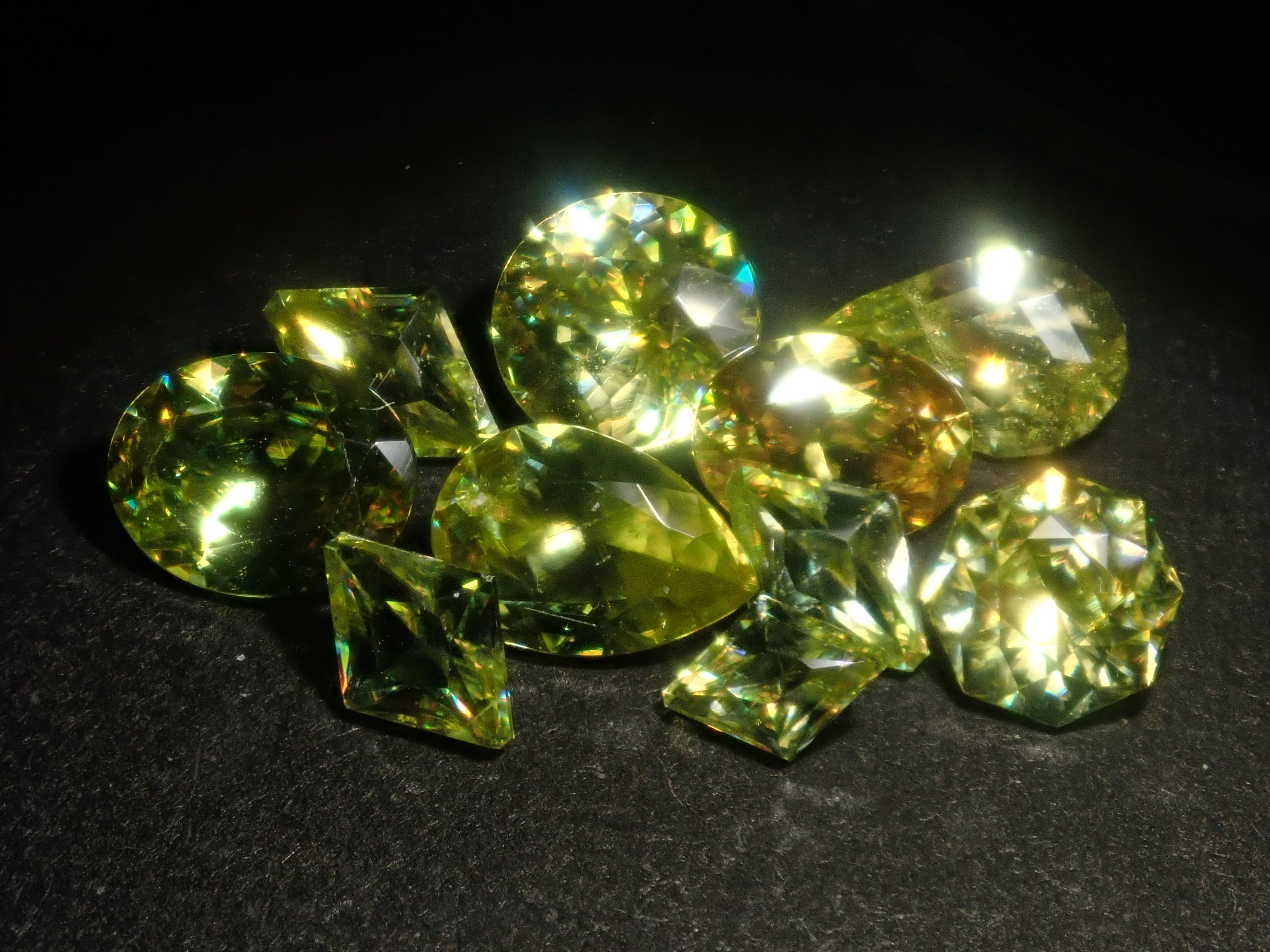 【2/8 22時販売】《限定11石》通常74,800円の甲州貴石切子plusthree「彩」含むスフェーンガチャ《複数購入割引有》