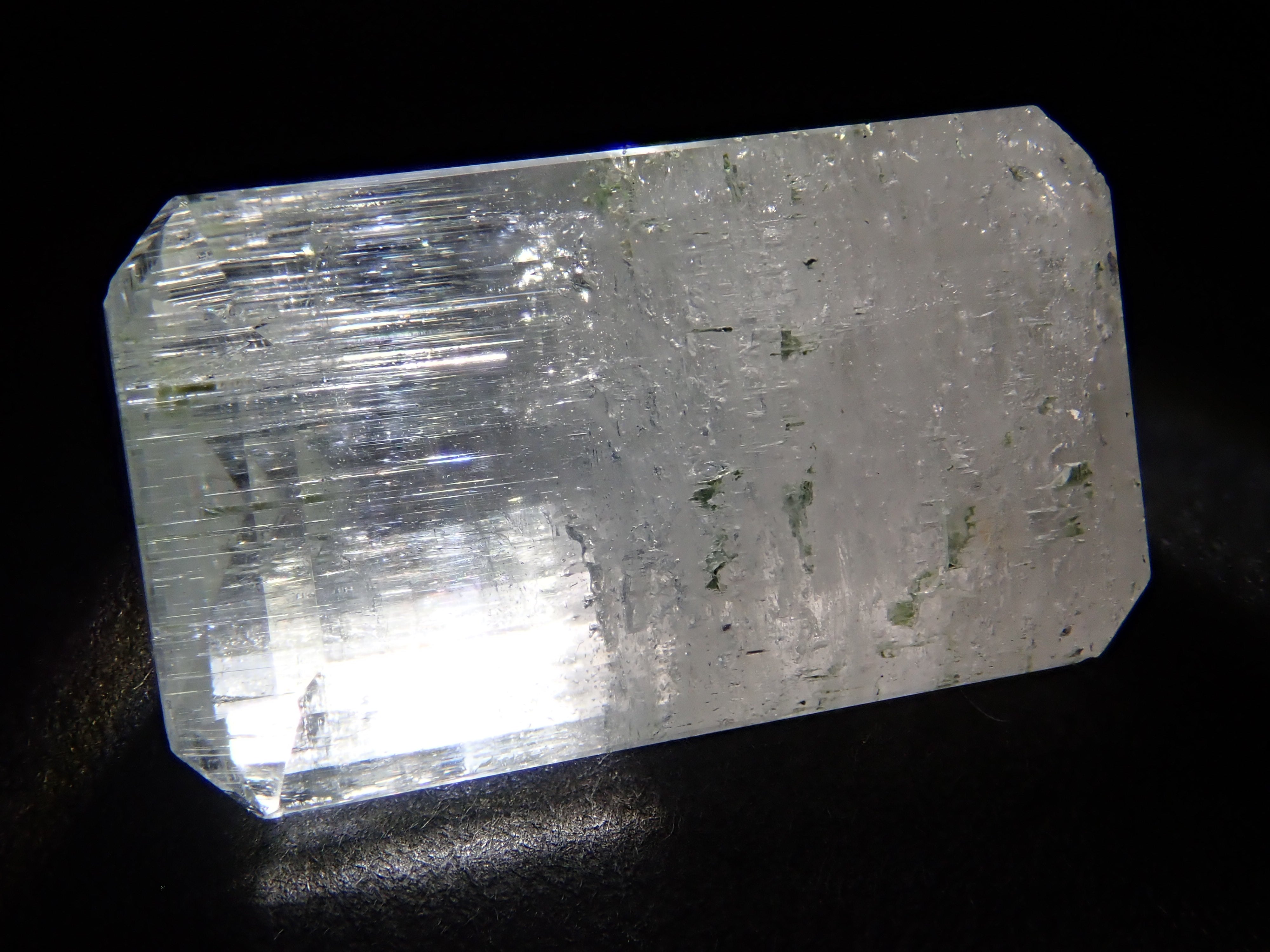 【2/11 22時販売】アフガニスタン産バイカラーベリル 9.100ctルース