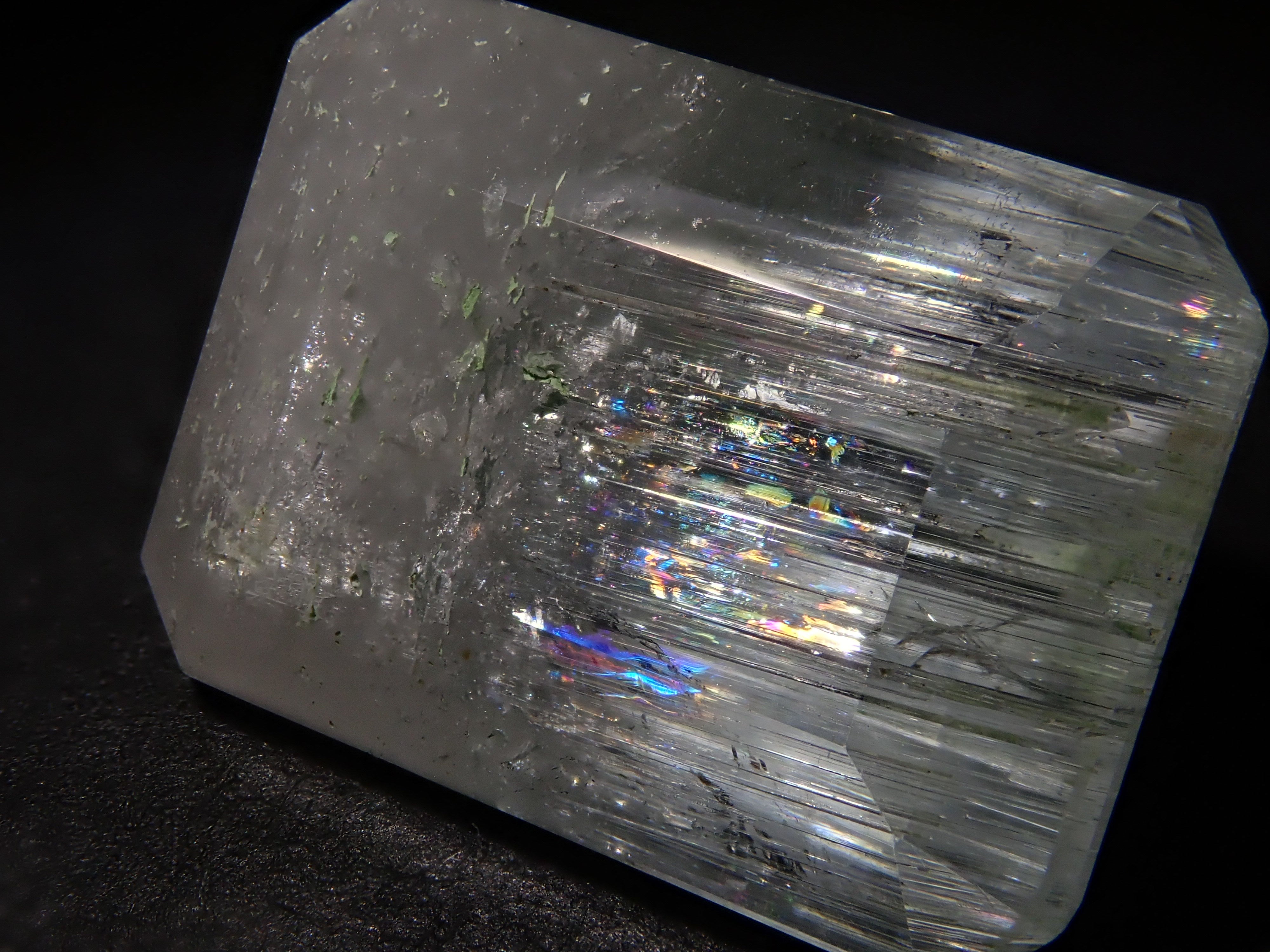 【2/11 22時販売】アフガニスタン産バイカラーベリル 9.490ctルース(虹入り)