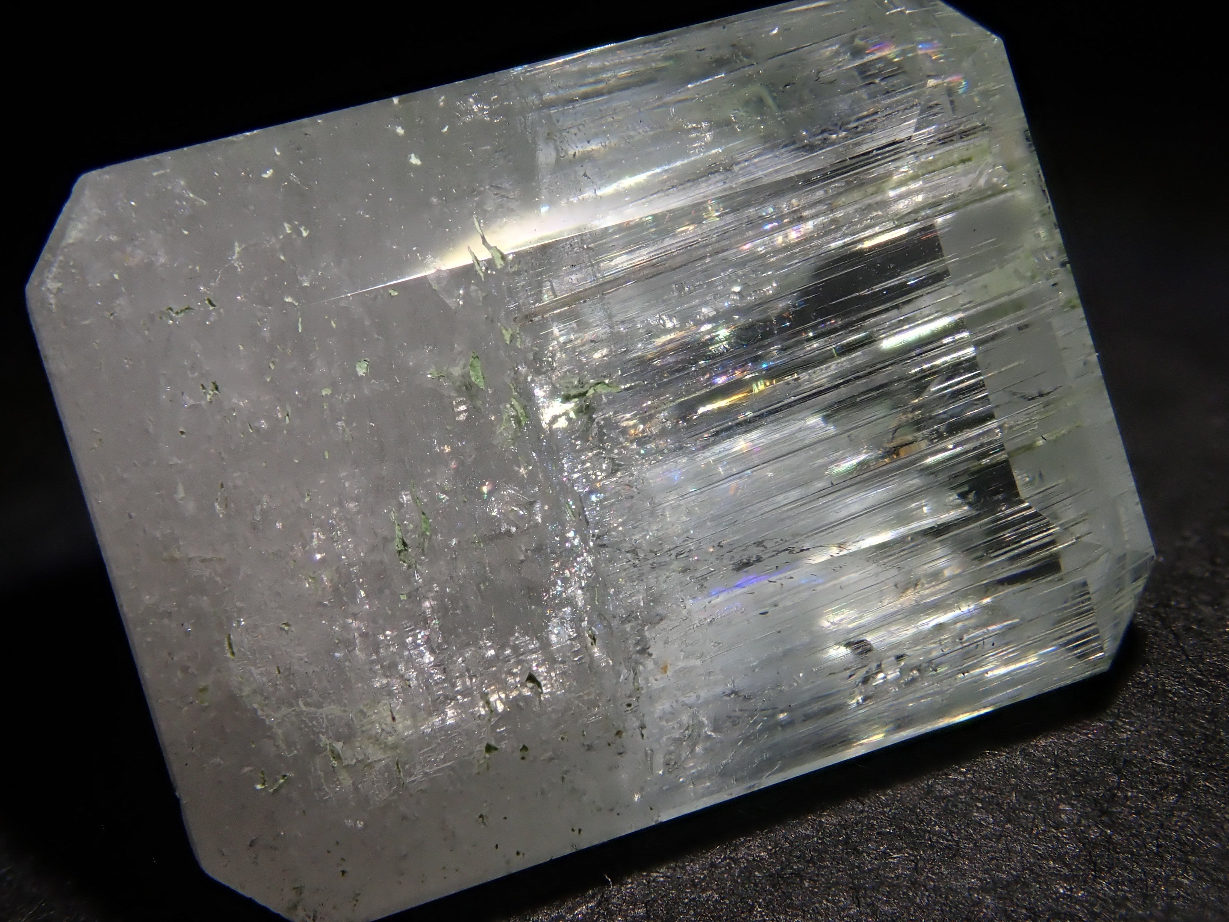 【2/11 22時販売】アフガニスタン産バイカラーベリル 9.490ctルース(虹入り)