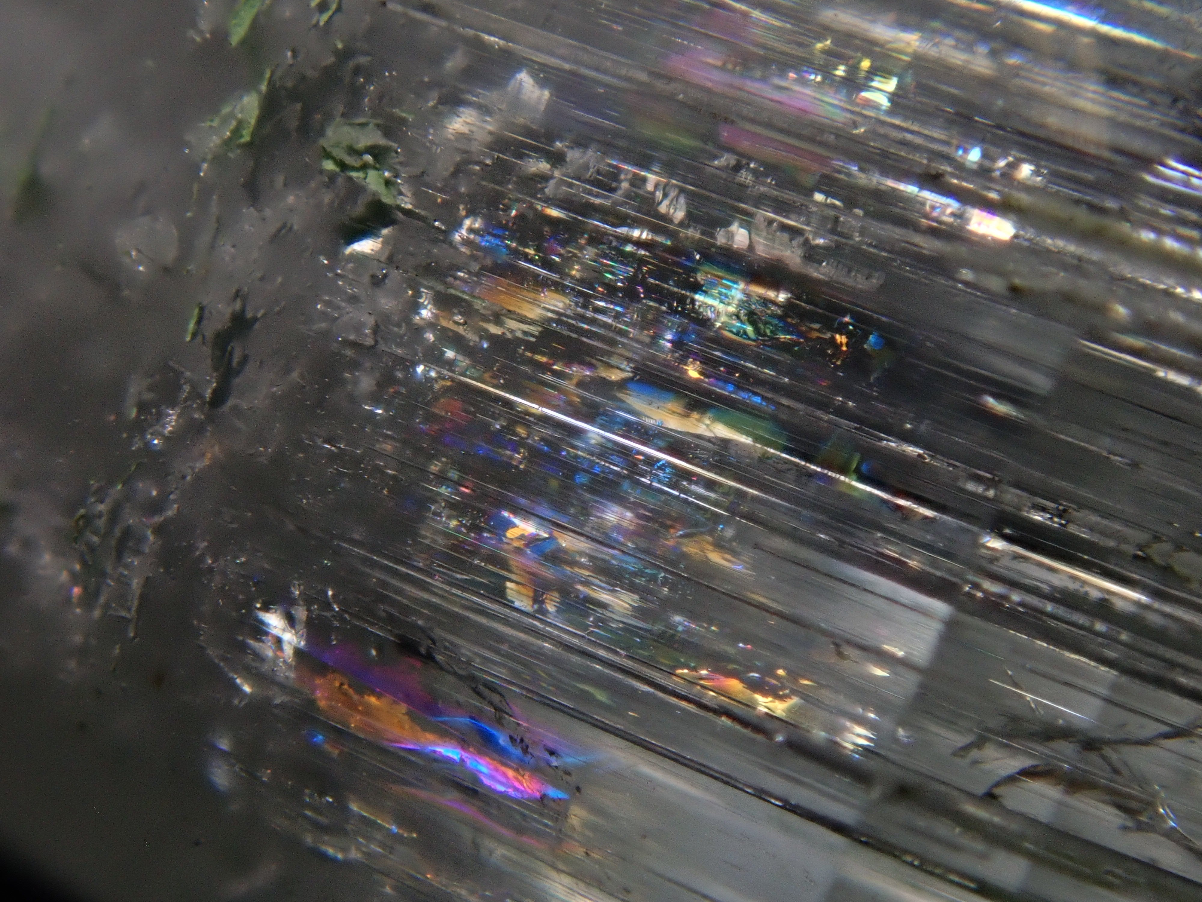 【2/11 22時販売】アフガニスタン産バイカラーベリル 9.490ctルース(虹入り)