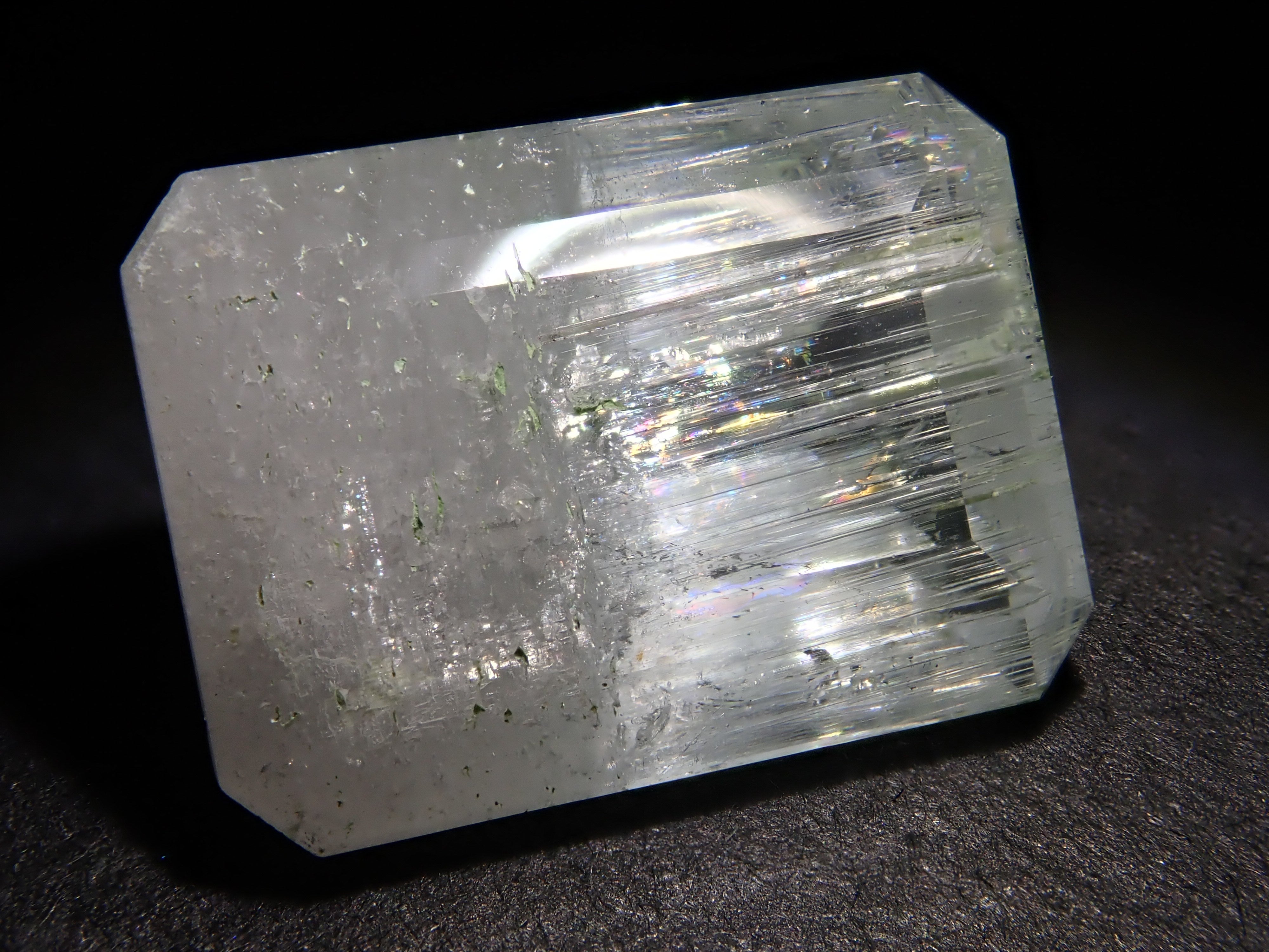 【2/11 22時販売】アフガニスタン産バイカラーベリル 9.490ctルース(虹入り)