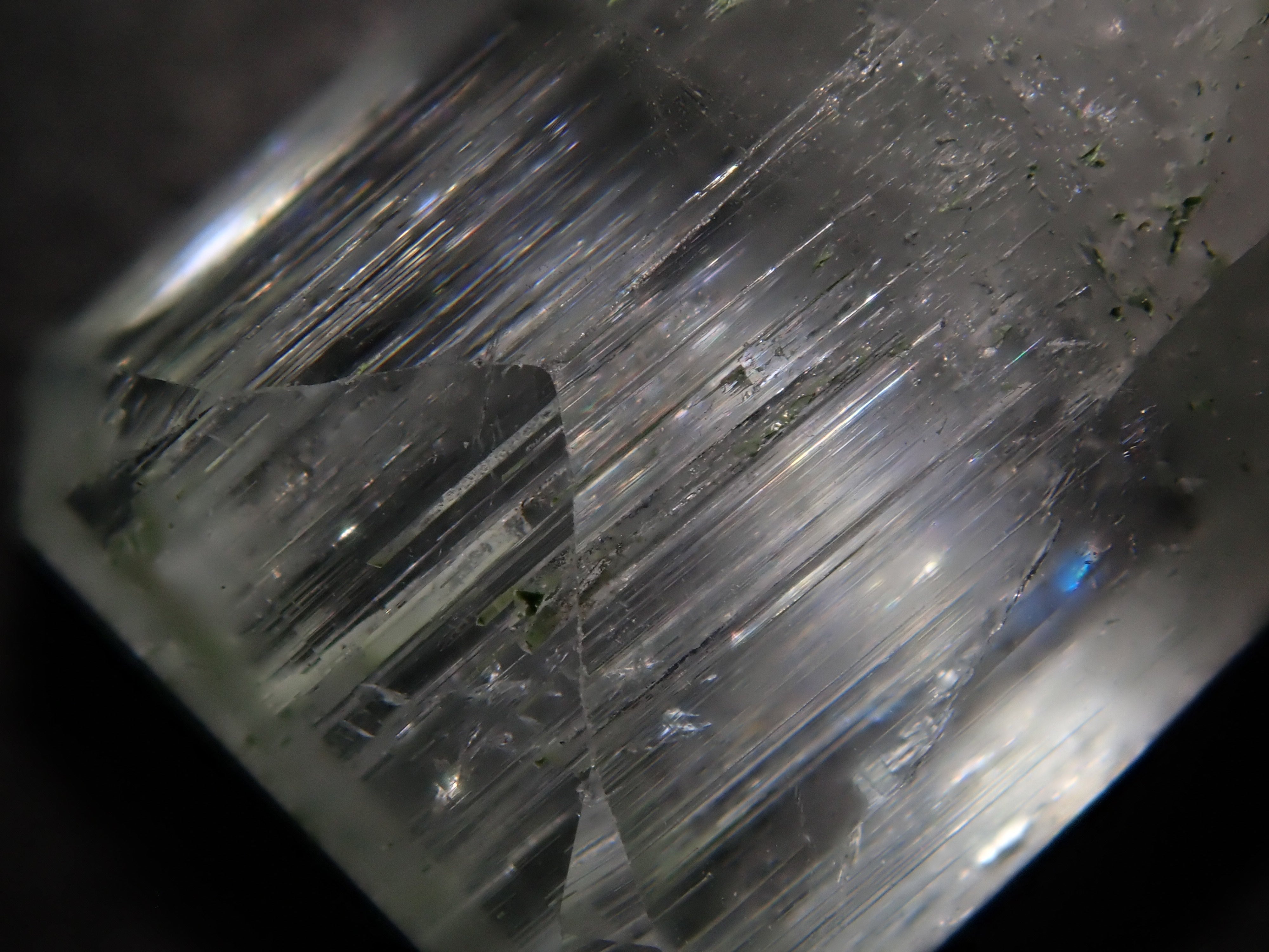 【2/11 22時販売】アフガニスタン産バイカラーベリル 9.490ctルース(虹入り)