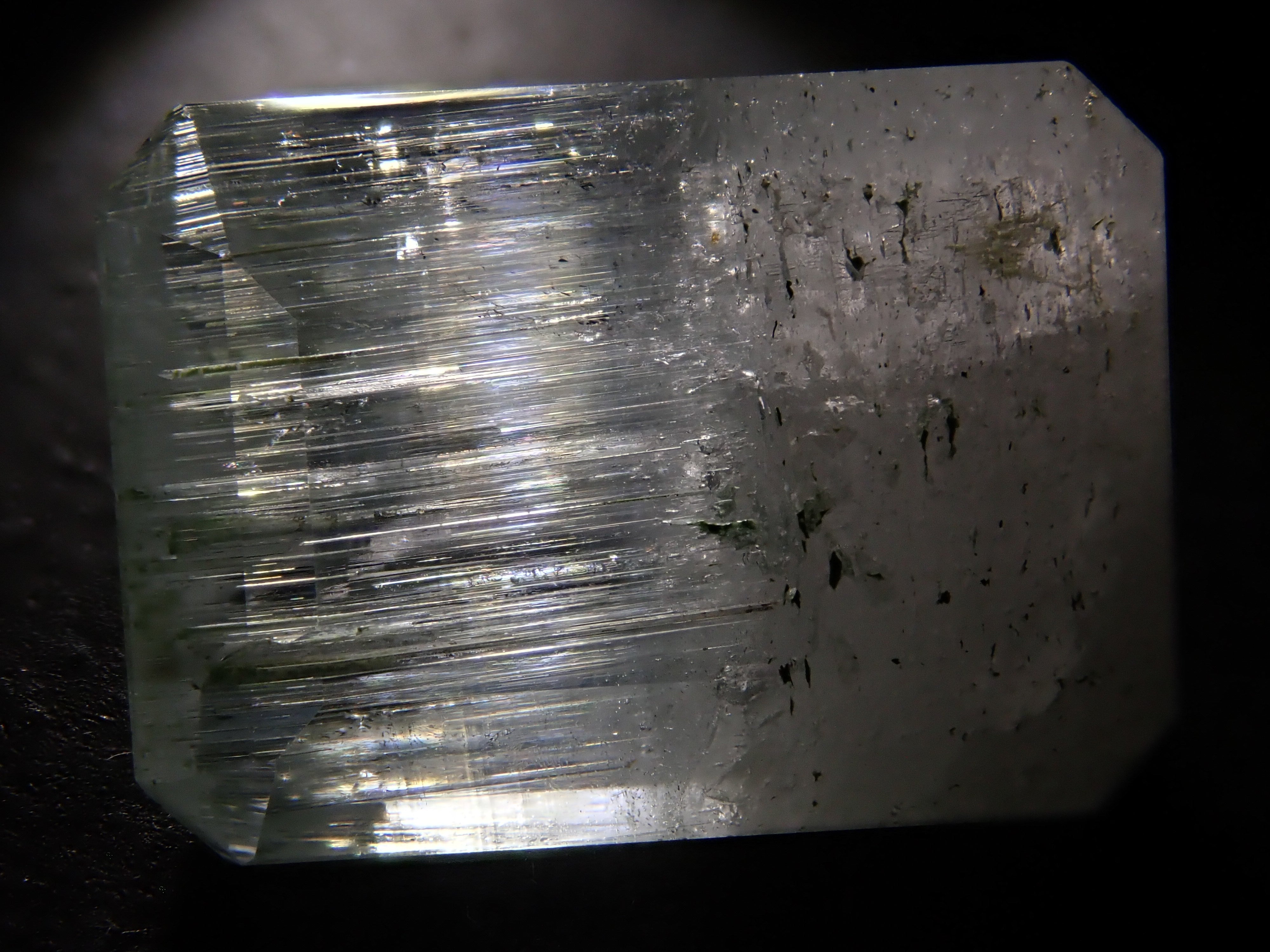 【2/11 22時販売】アフガニスタン産バイカラーベリル 9.490ctルース(虹入り)