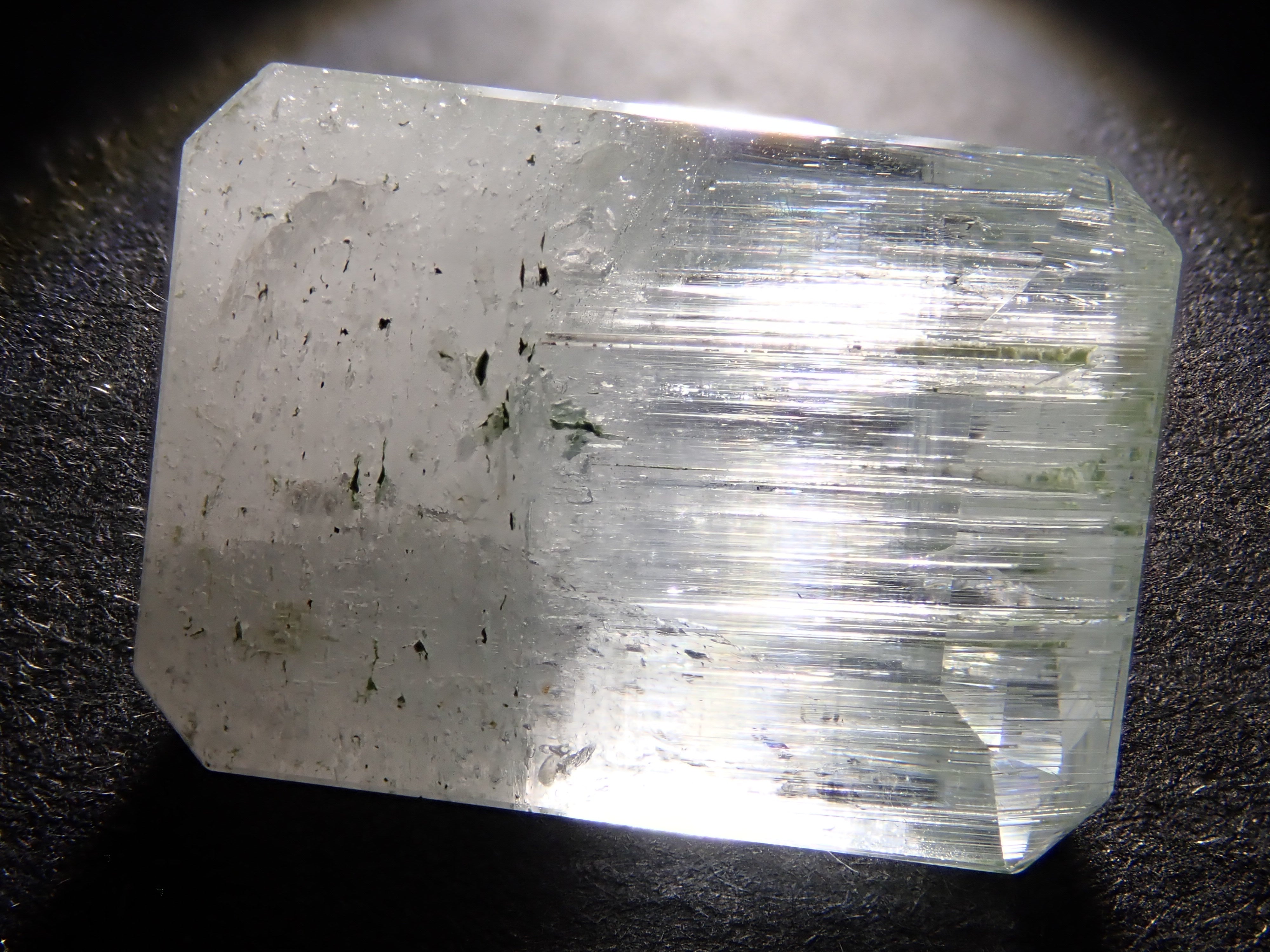 【2/11 22時販売】アフガニスタン産バイカラーベリル 9.490ctルース(虹入り)