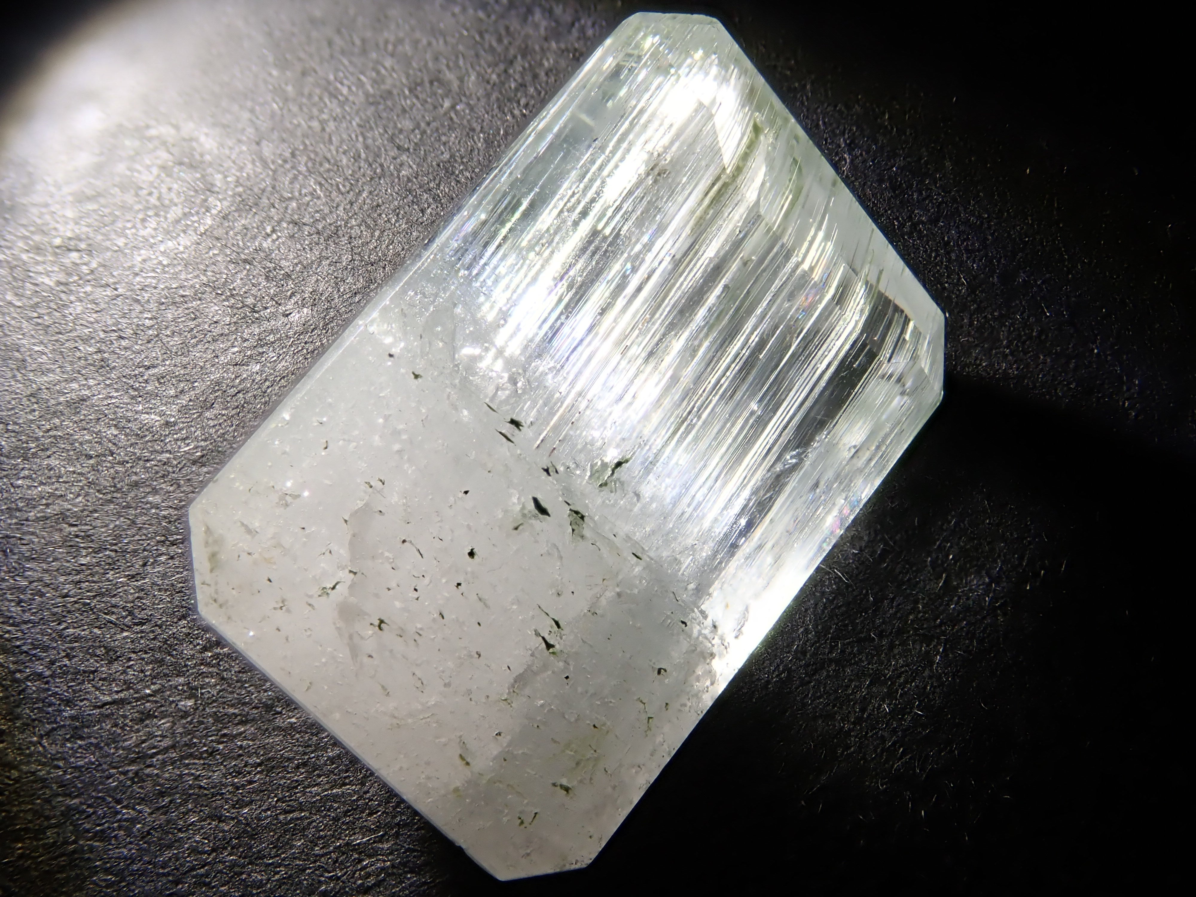 【2/11 22時販売】アフガニスタン産バイカラーベリル 9.490ctルース(虹入り)