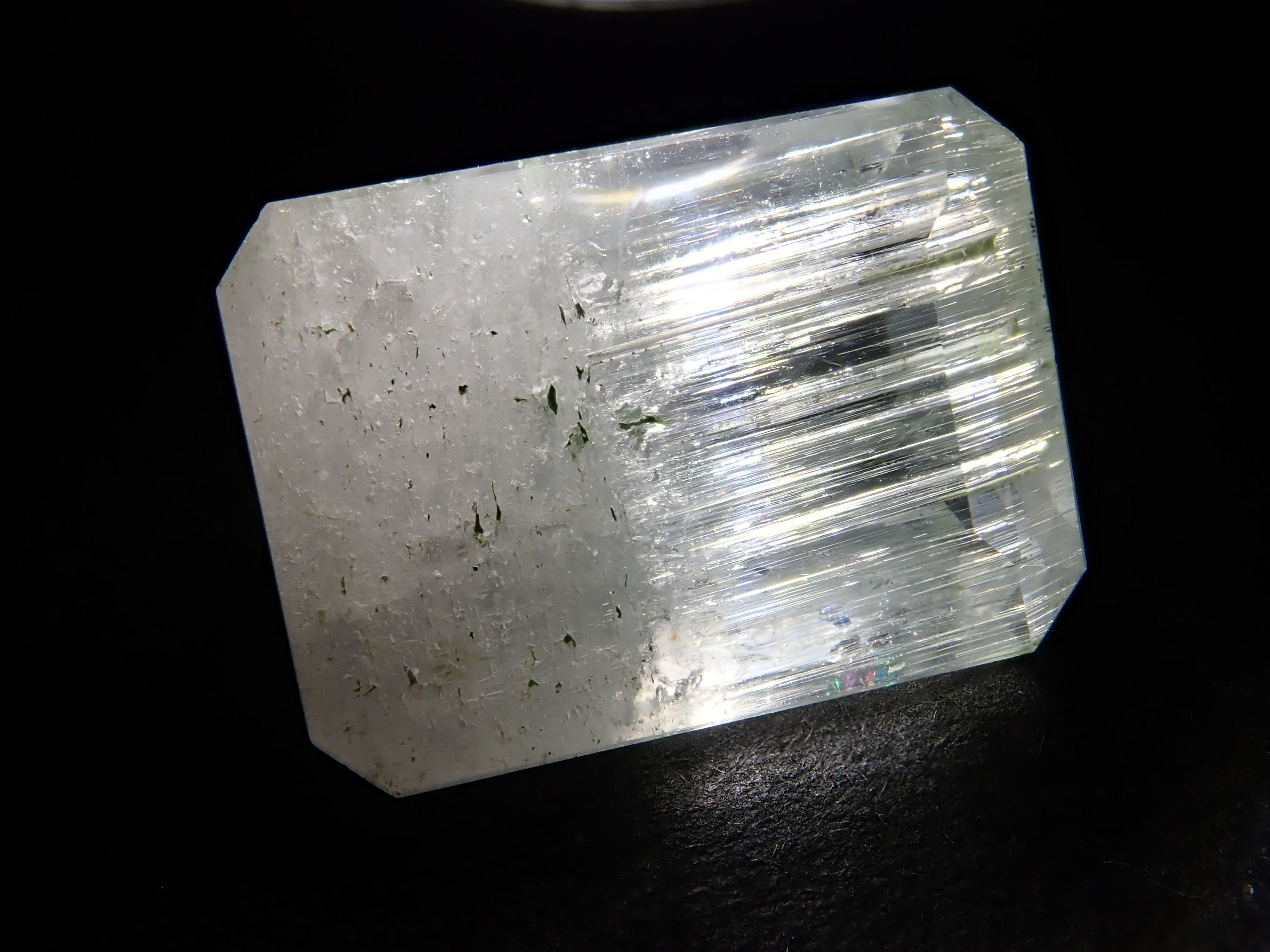 【2/11 22時販売】アフガニスタン産バイカラーベリル 9.490ctルース(虹入り)