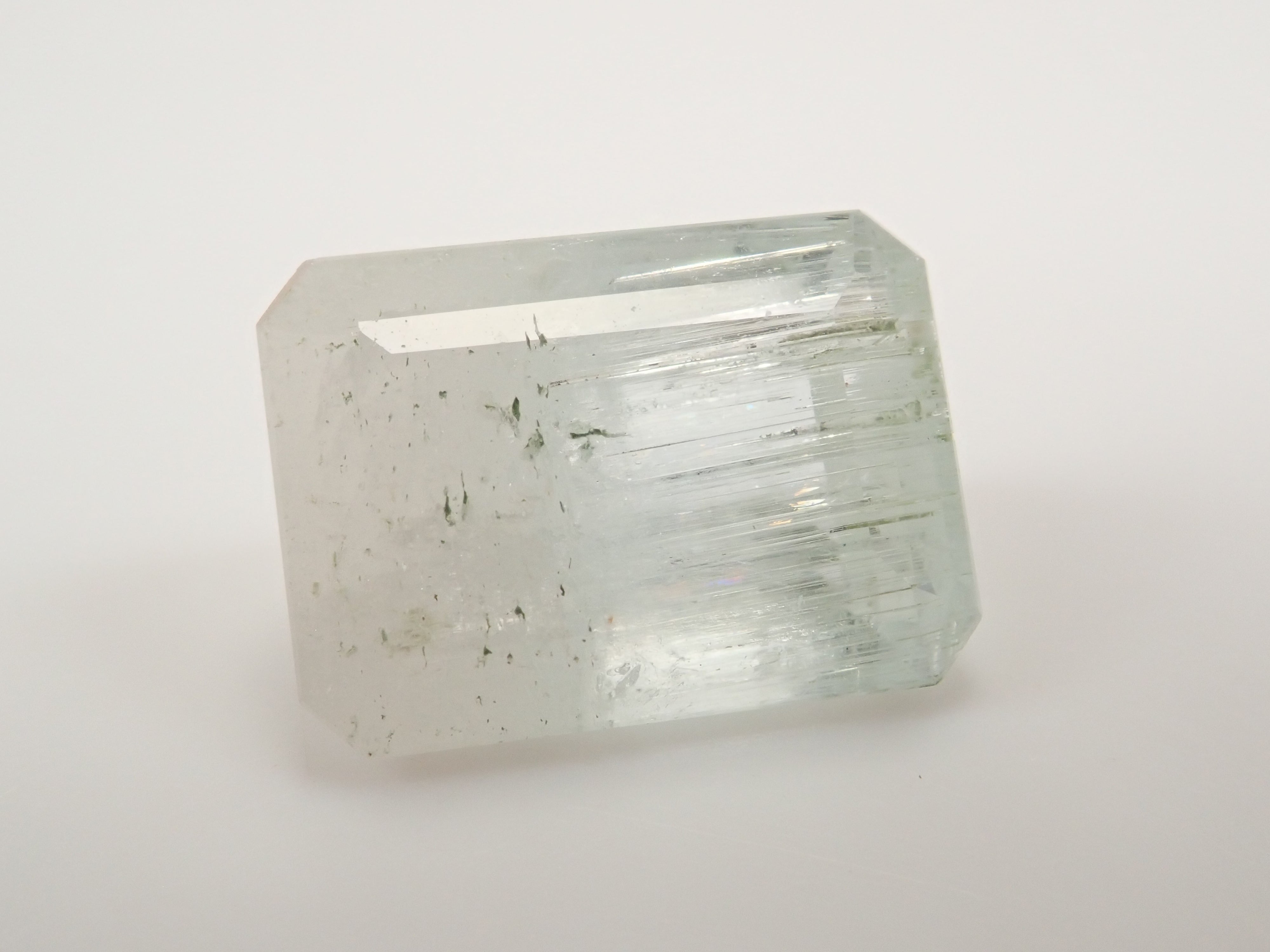 【2/11 22時販売】アフガニスタン産バイカラーベリル 9.490ctルース(虹入り)