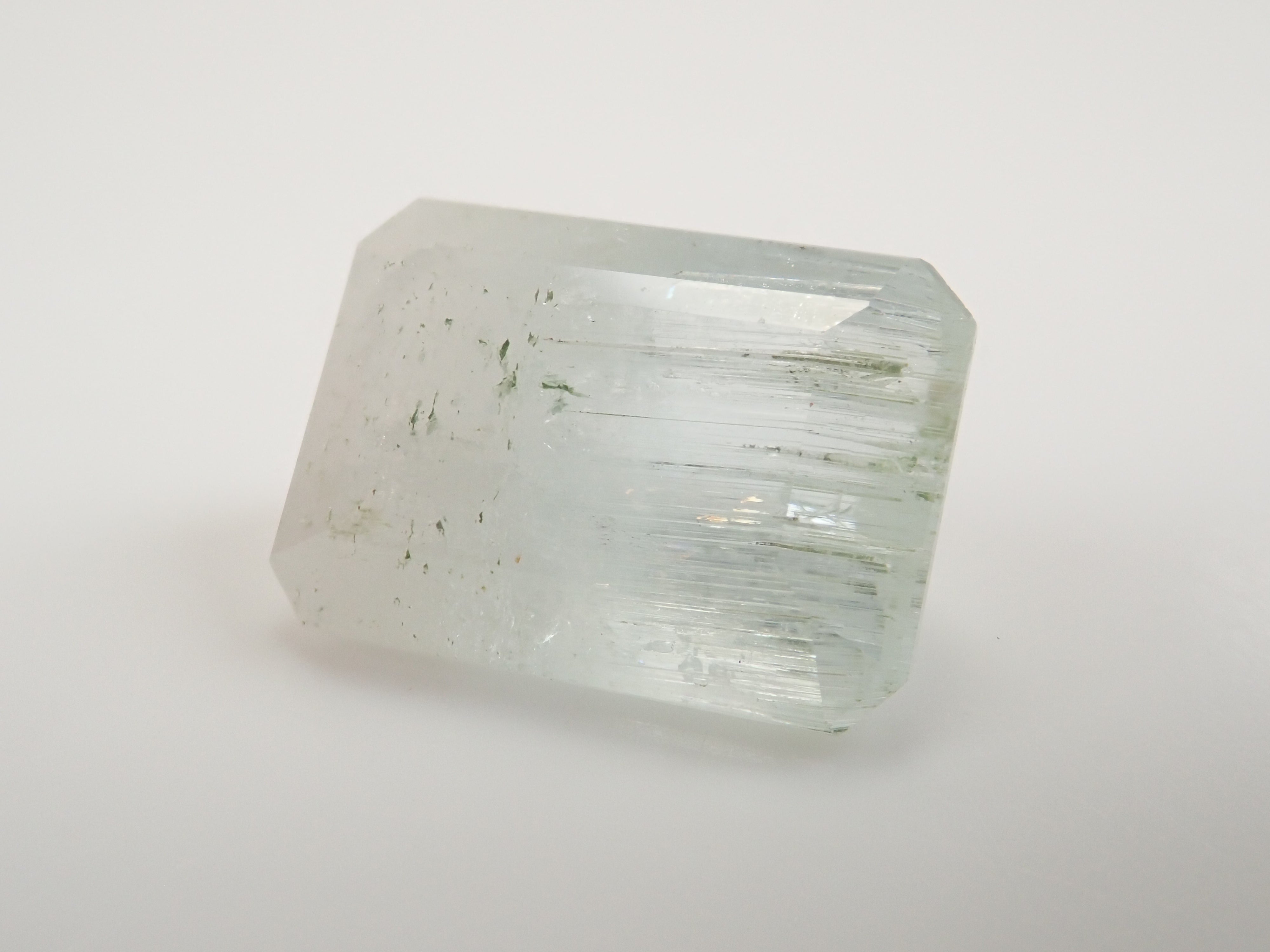 【2/11 22時販売】アフガニスタン産バイカラーベリル 9.490ctルース(虹入り)