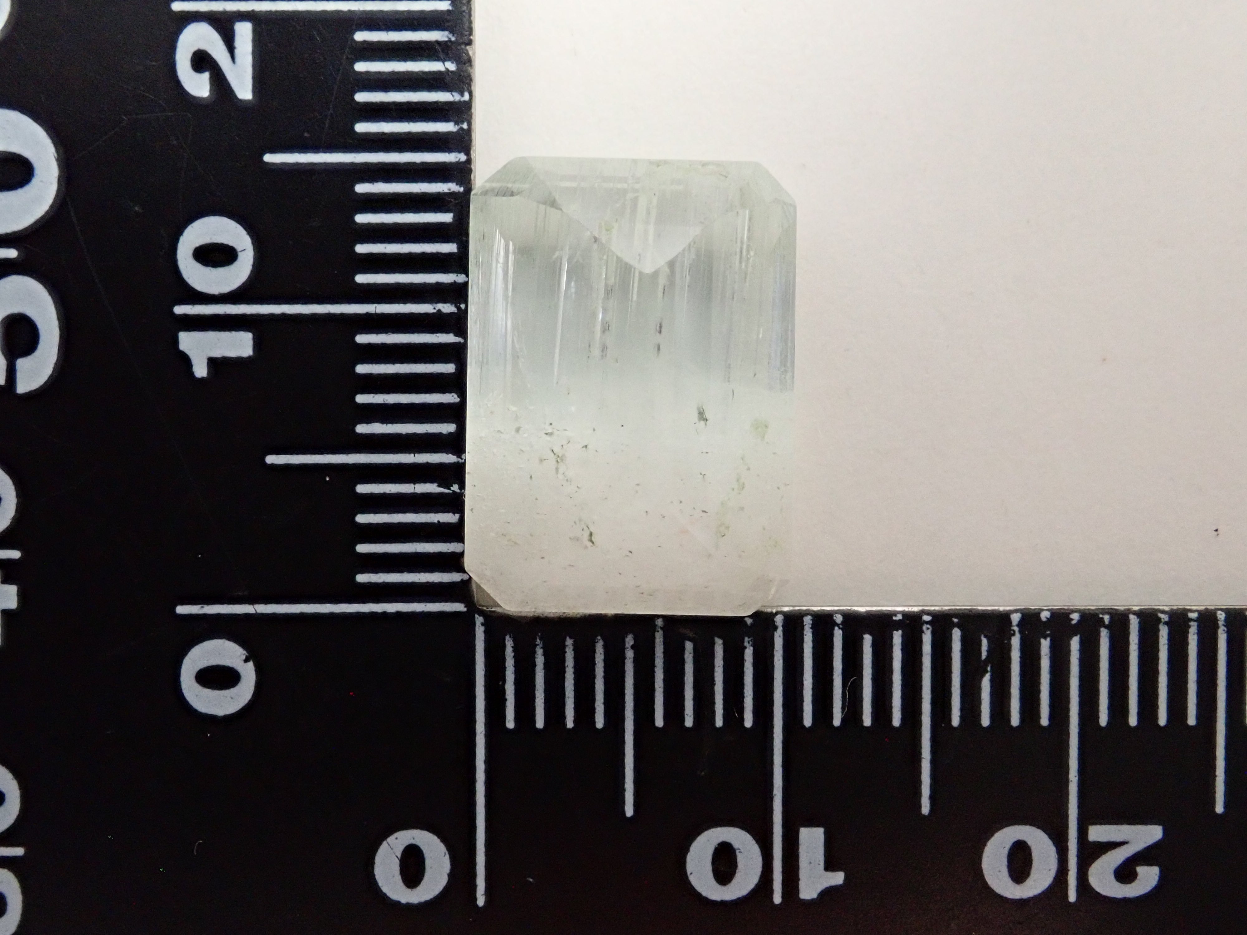 【2/11 22時販売】アフガニスタン産バイカラーベリル 9.490ctルース(虹入り)