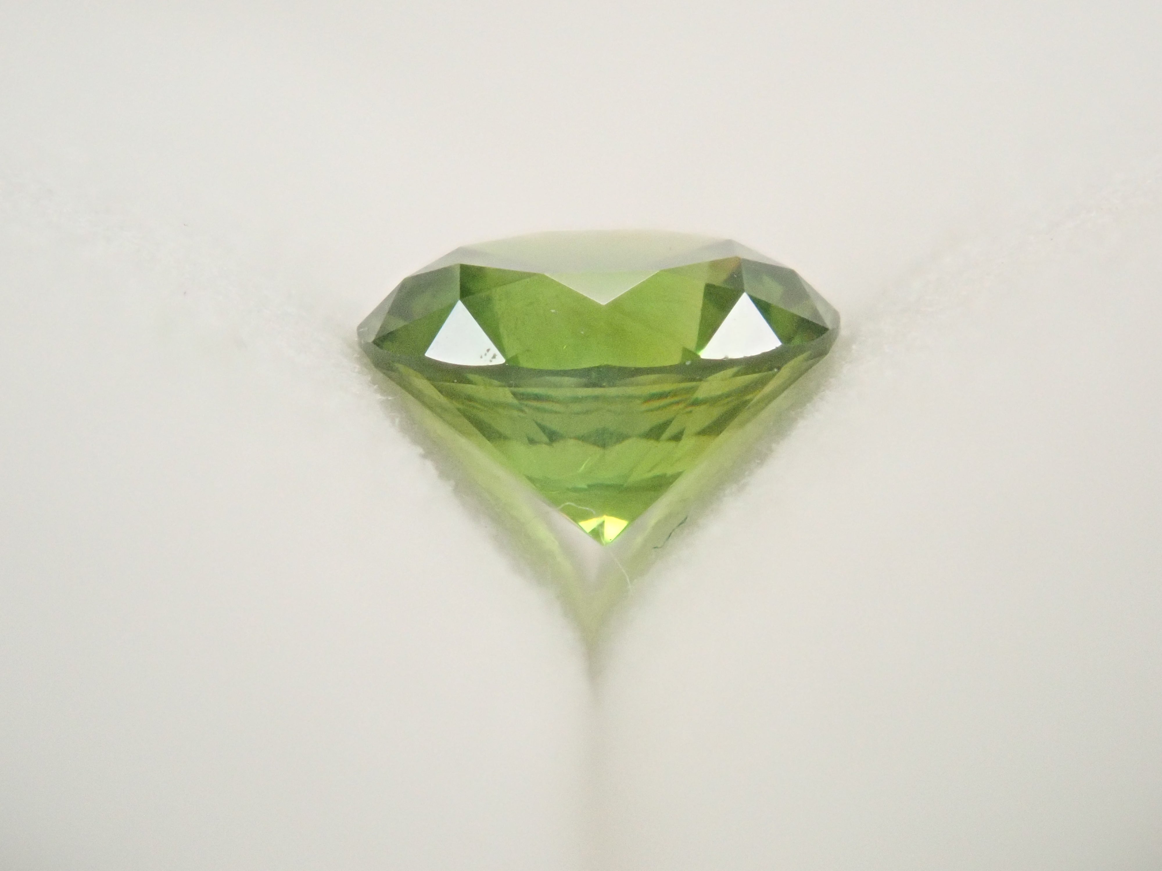 【2/11 22時販売】ロシア産デマントイドガーネット(ホーステール認む) 5.1mm/0.664ctルース