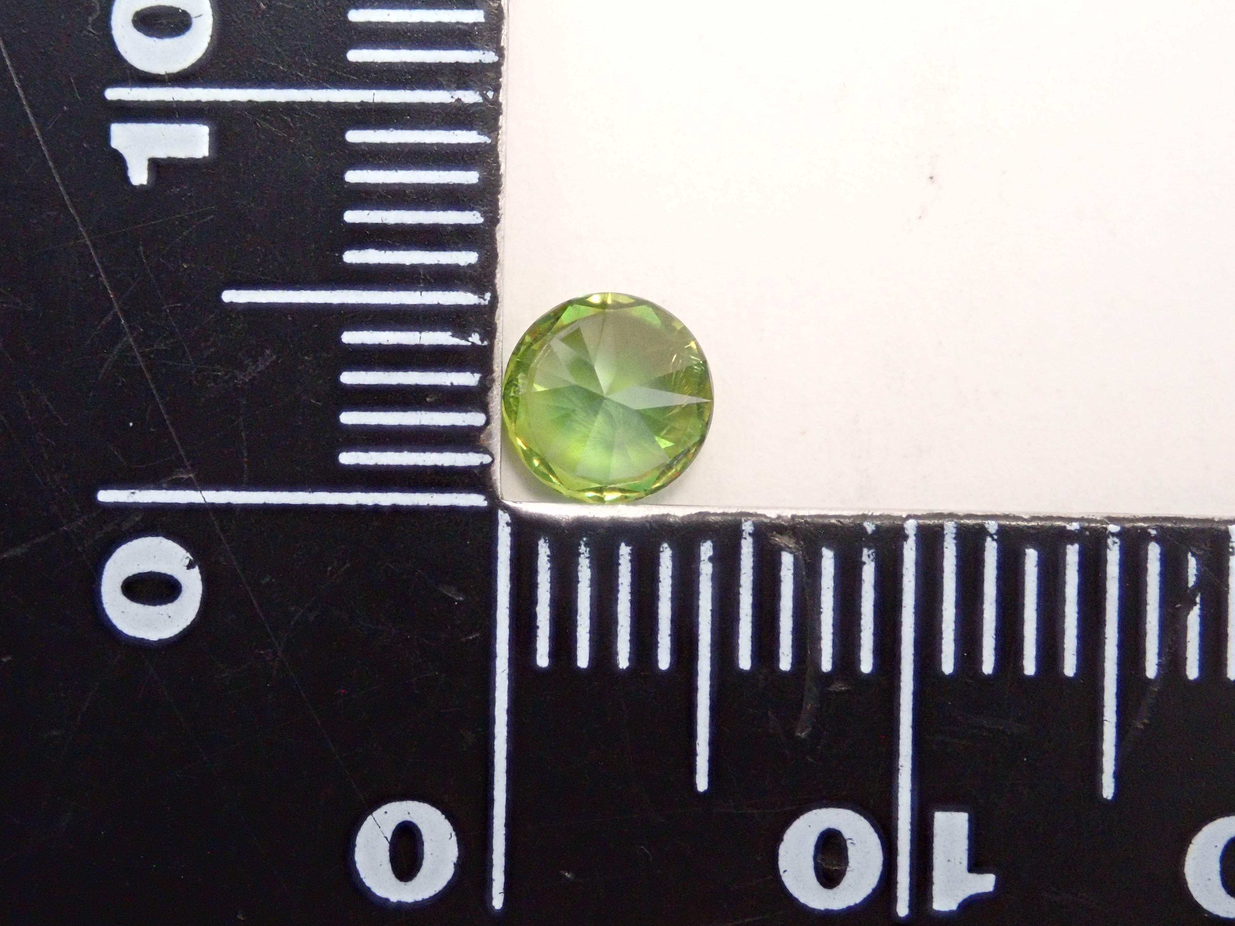 【2/11 22時販売】ロシア産デマントイドガーネット(ホーステール認む) 5.1mm/0.664ctルース