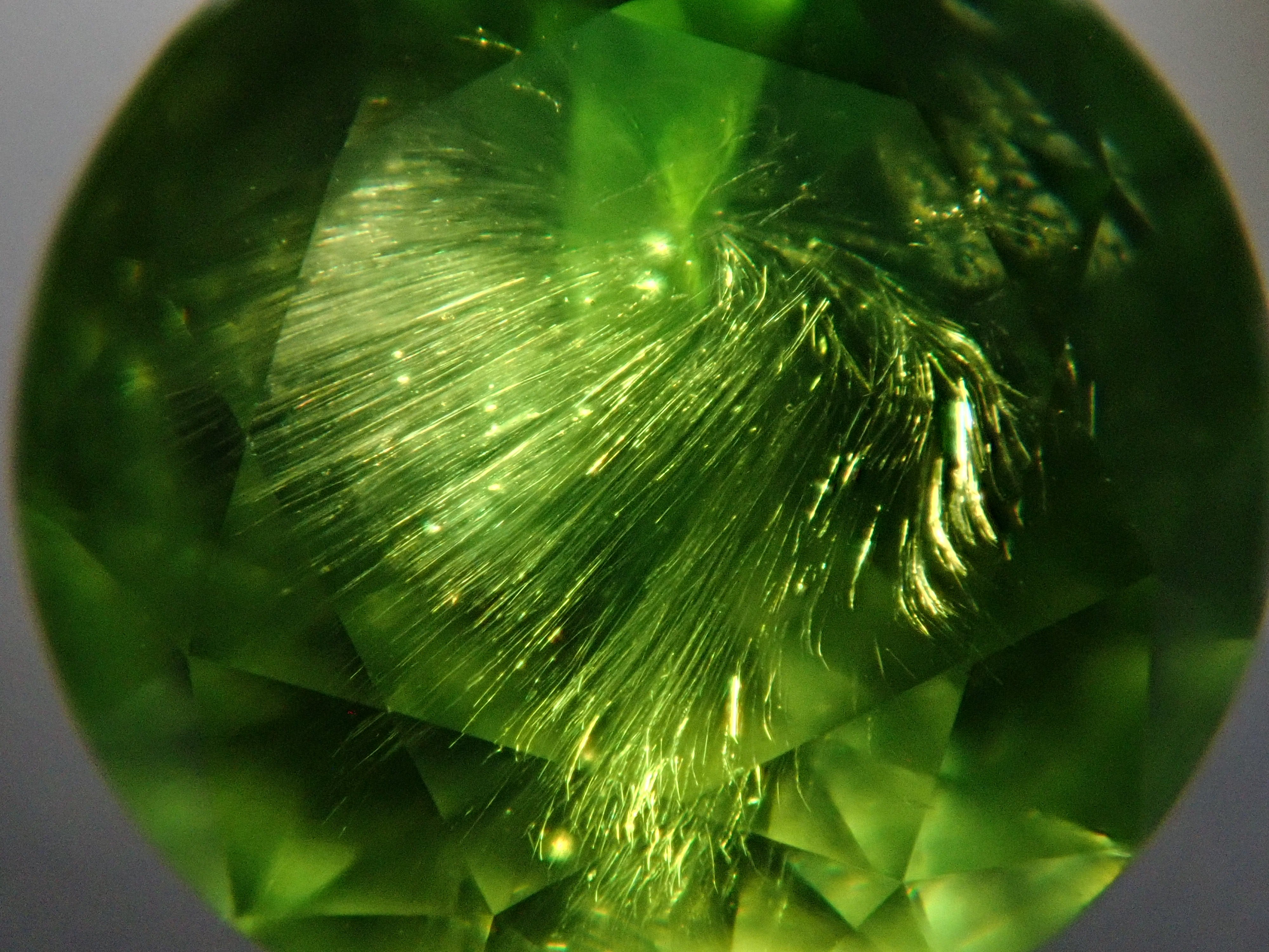 【2/11 22時販売】ロシア産デマントイドガーネット(ホーステール認む) 5.1mm/0.664ctルース