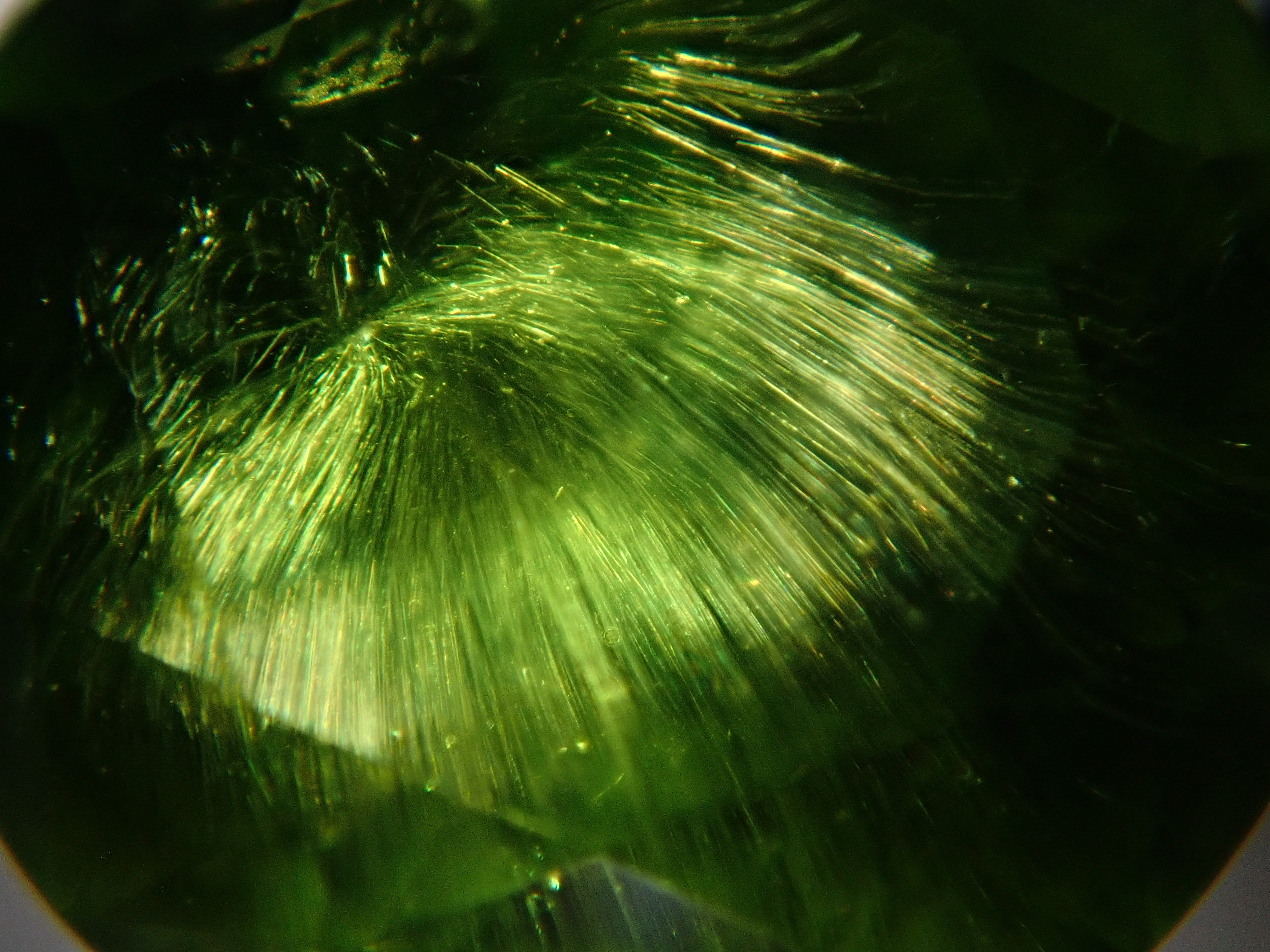 【2/11 22時販売】ロシア産デマントイドガーネット(ホーステール認む) 5.1mm/0.664ctルース