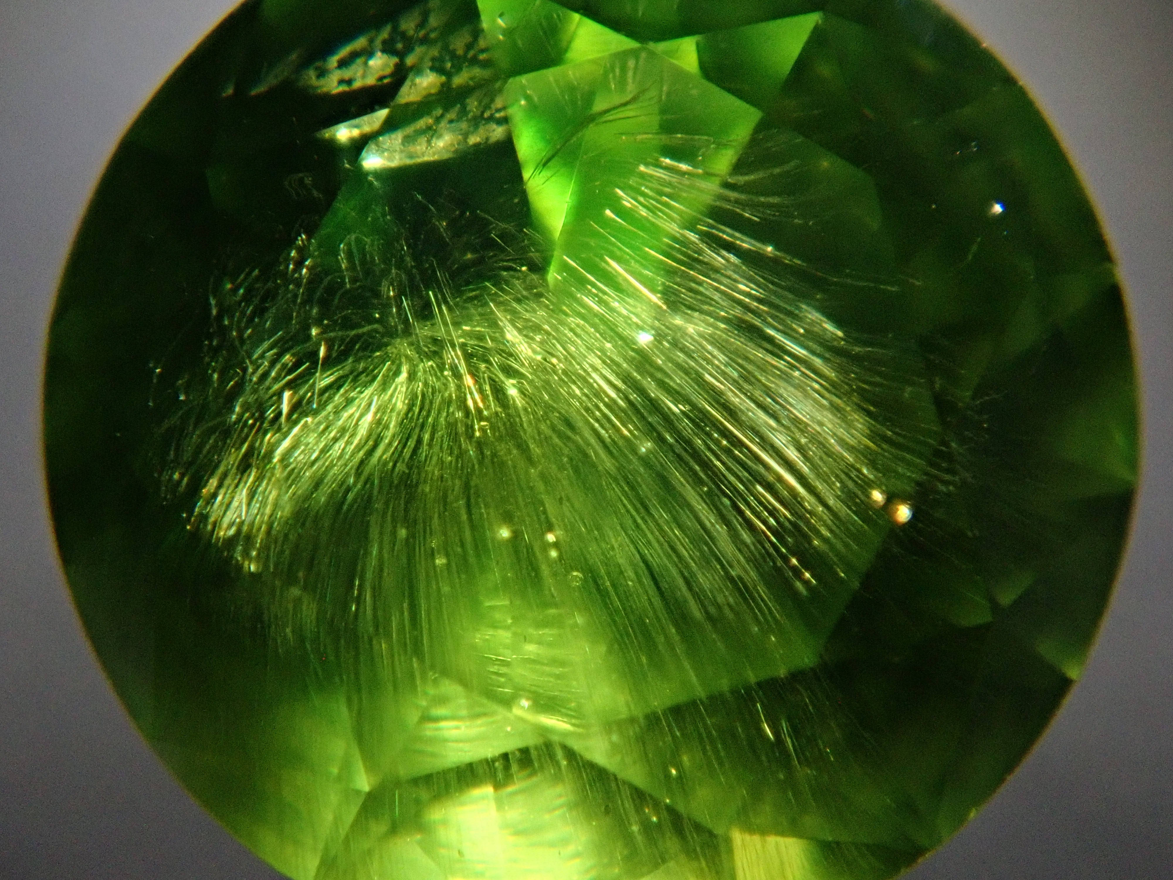 【2/11 22時販売】ロシア産デマントイドガーネット(ホーステール認む) 5.1mm/0.664ctルース