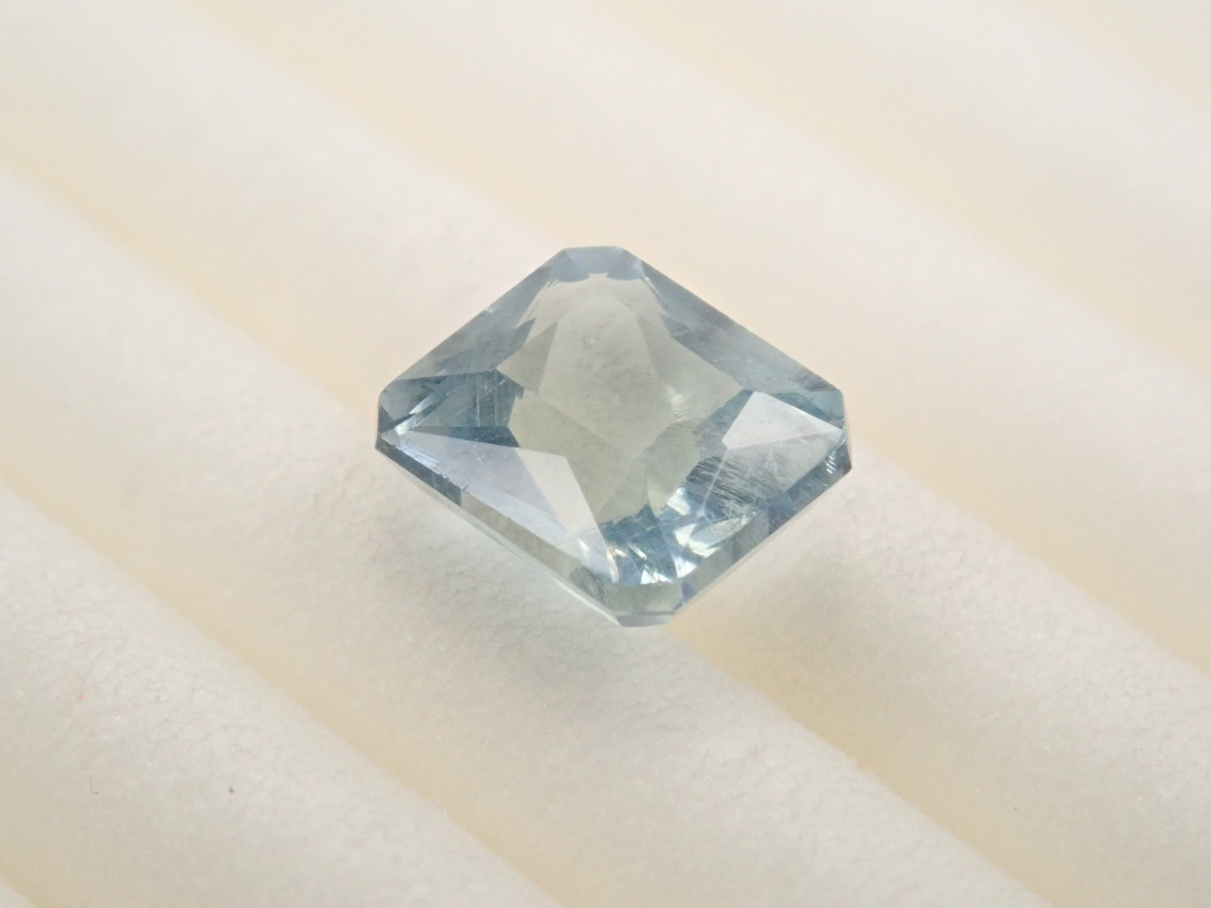 辛巴威磷灰石(UV型)0.703克拉散石