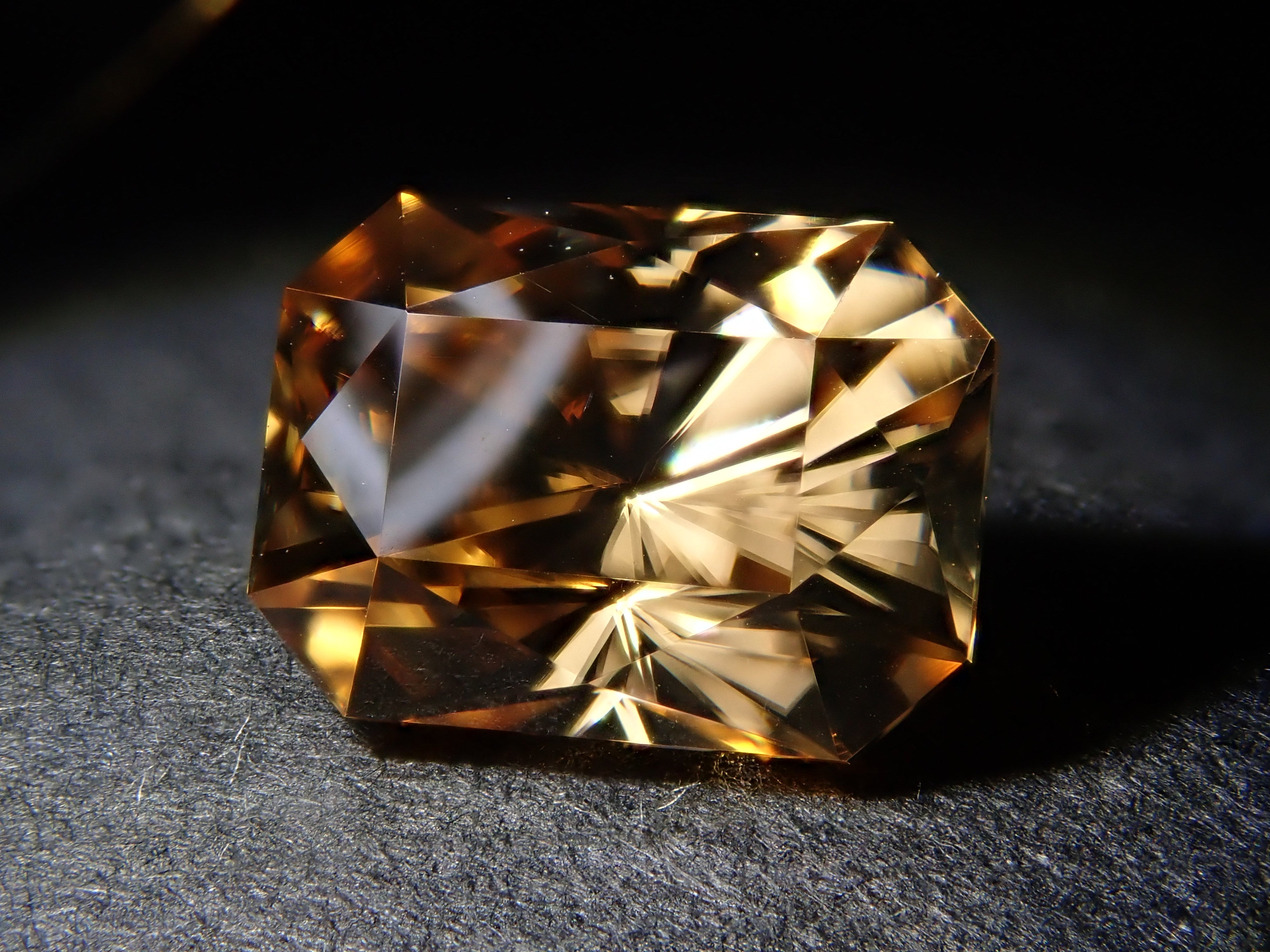 【2/13 22時販売】カンボジア産ジルコン 2.495ctルース