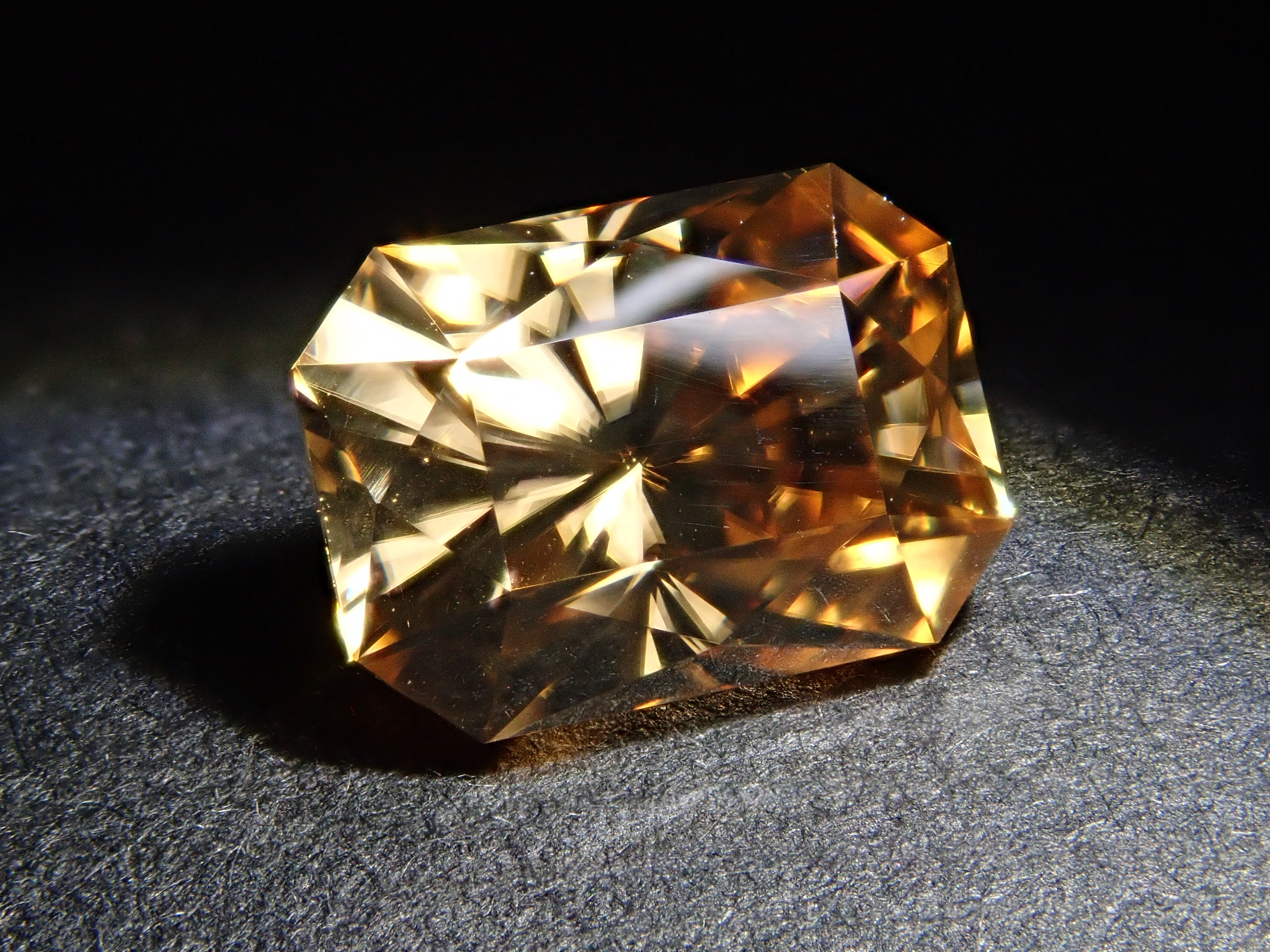 【2/13 22時販売】カンボジア産ジルコン 2.495ctルース