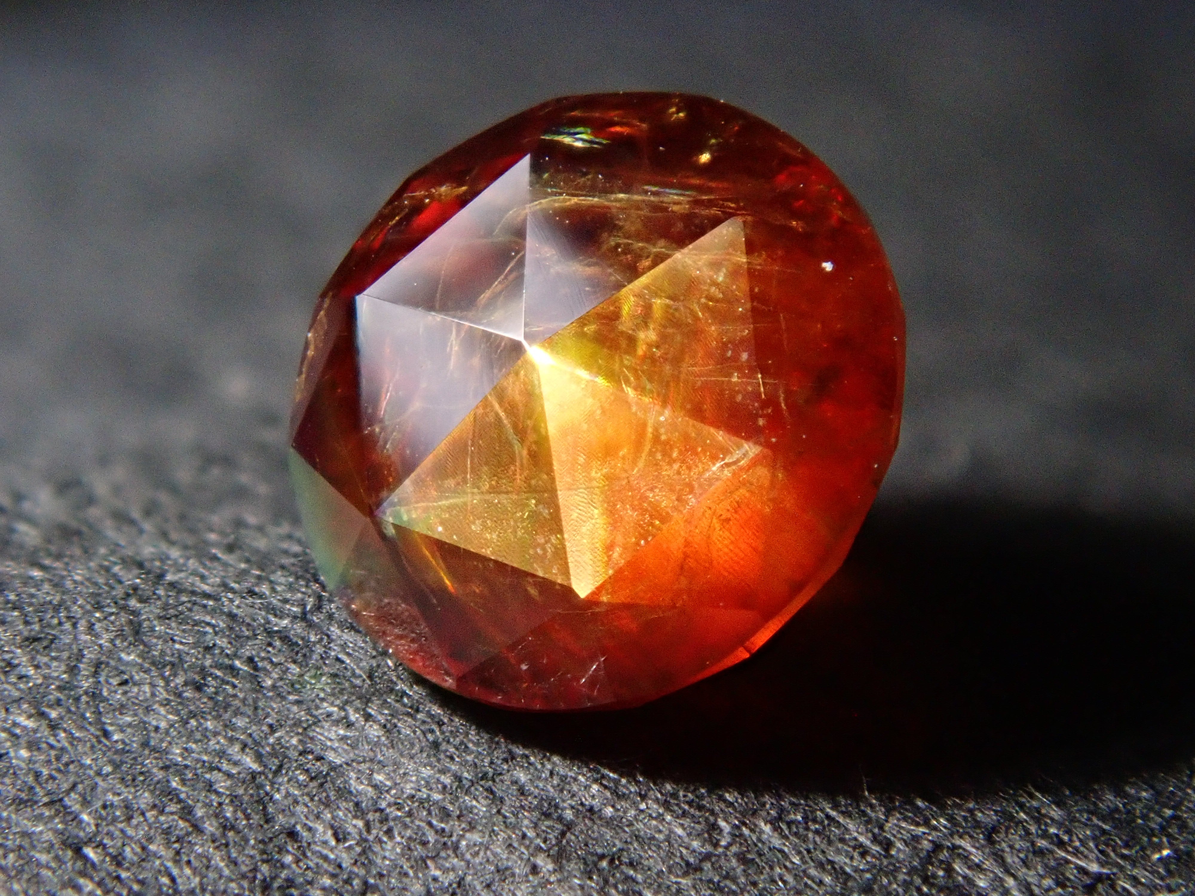 【2/13 22時販売】奈良県天川村産レインボーガーネット(アンドラダイトガーネット) 4.8mm/0.612ctルース