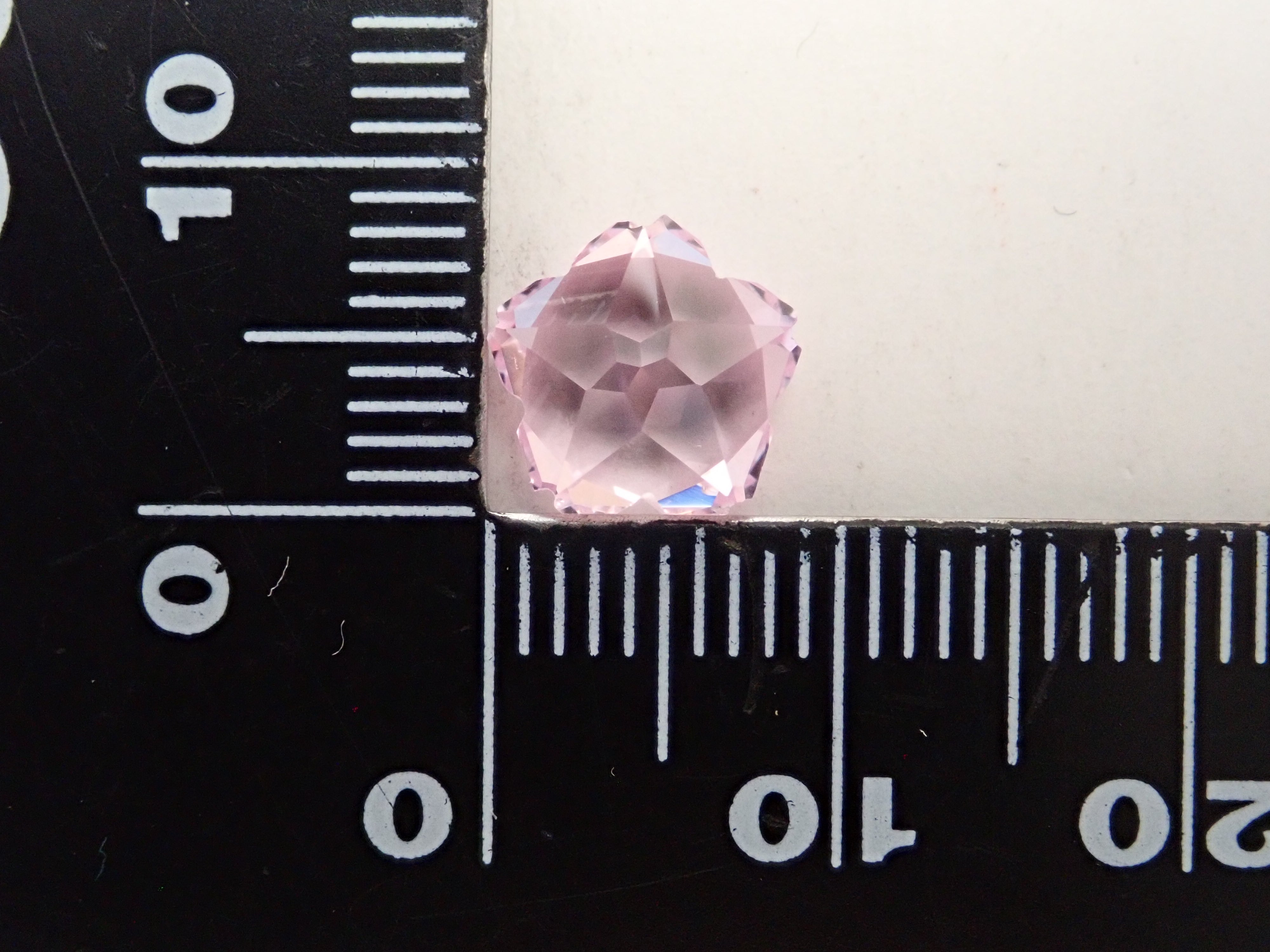 【さくらシェイプ】合成サファイア 8.8mm/3.631ctルース
