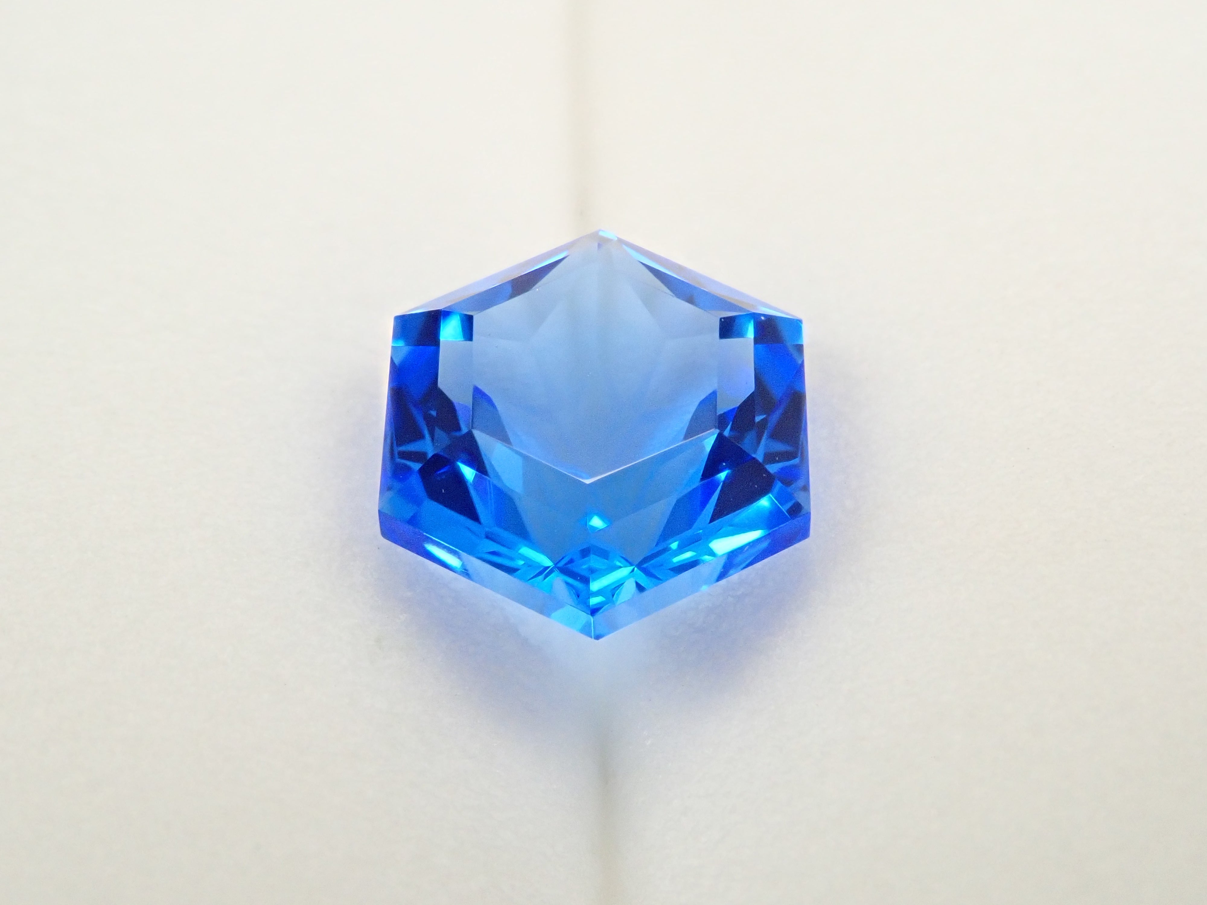 【抽選販売_20260301_03】【ゆきんこカット】シベリアンブルークォーツ(合成クォーツ) 2.503ctルース