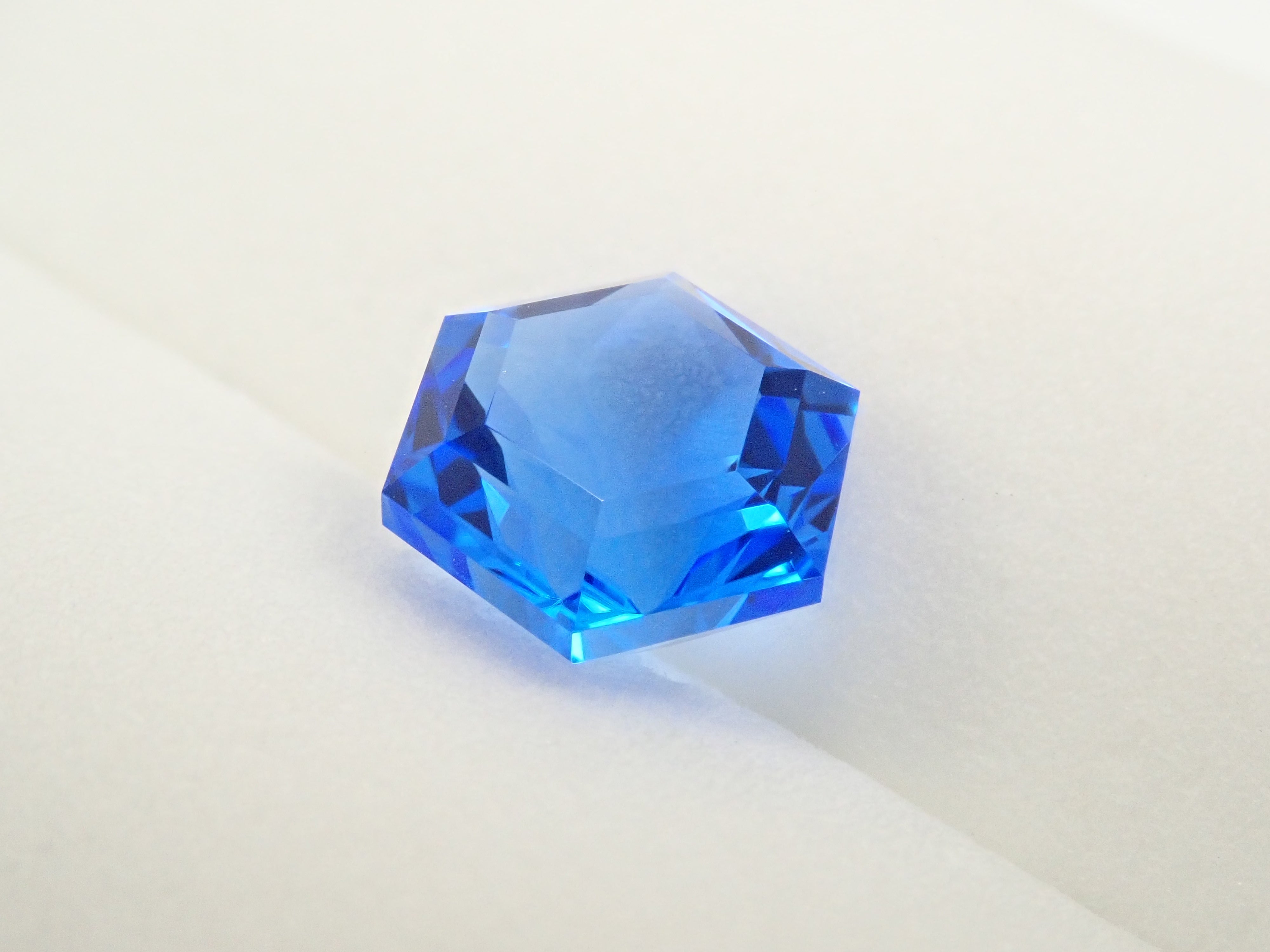 【抽選販売_20260301_03】【ゆきんこカット】シベリアンブルークォーツ(合成クォーツ) 2.503ctルース