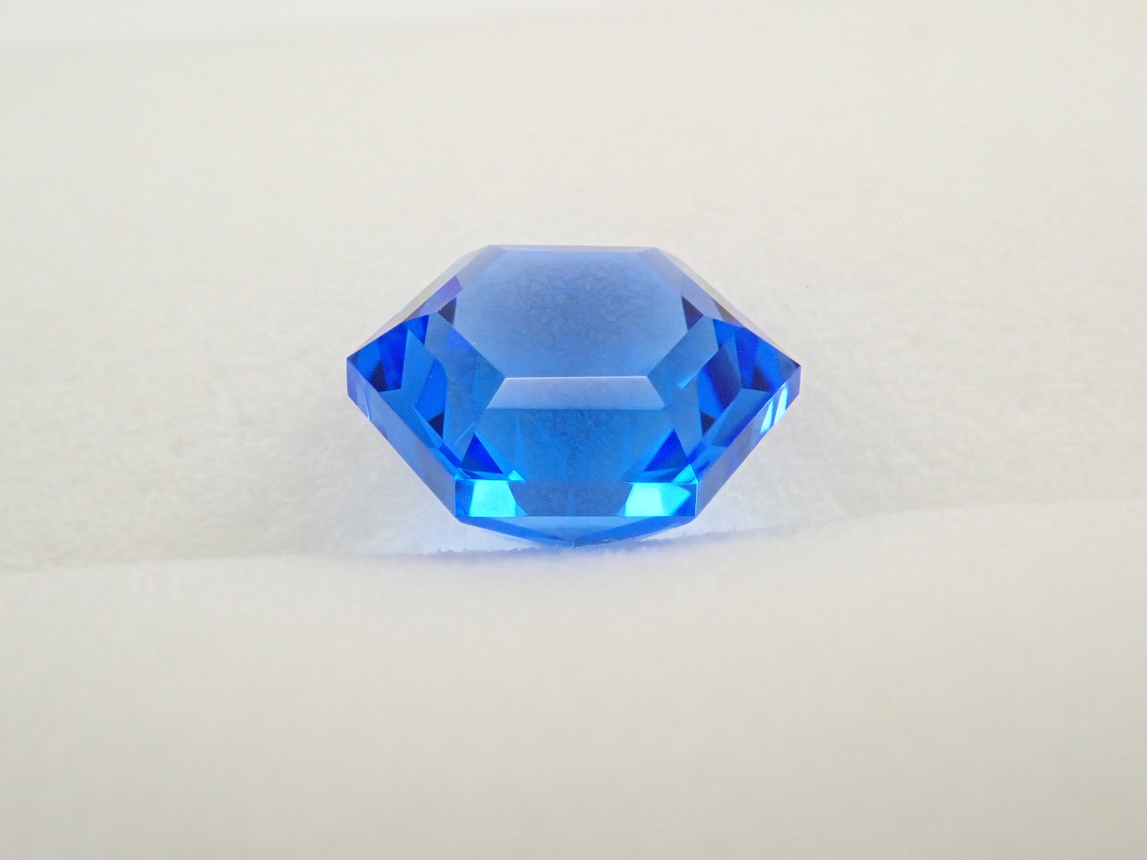 【抽選販売_20260301_03】【ゆきんこカット】シベリアンブルークォーツ(合成クォーツ) 2.503ctルース