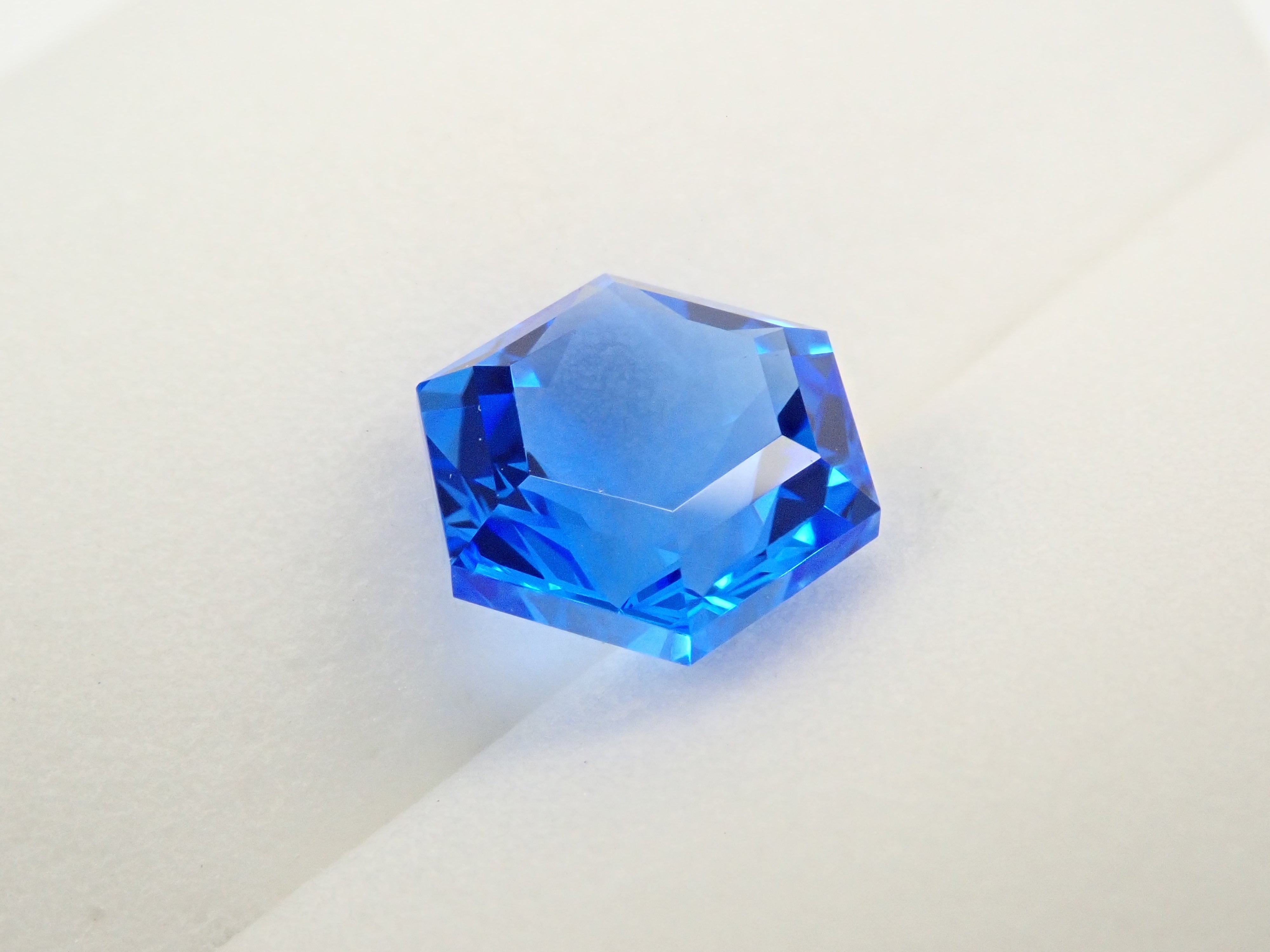 【抽選販売_20260301_03】【ゆきんこカット】シベリアンブルークォーツ(合成クォーツ) 2.503ctルース