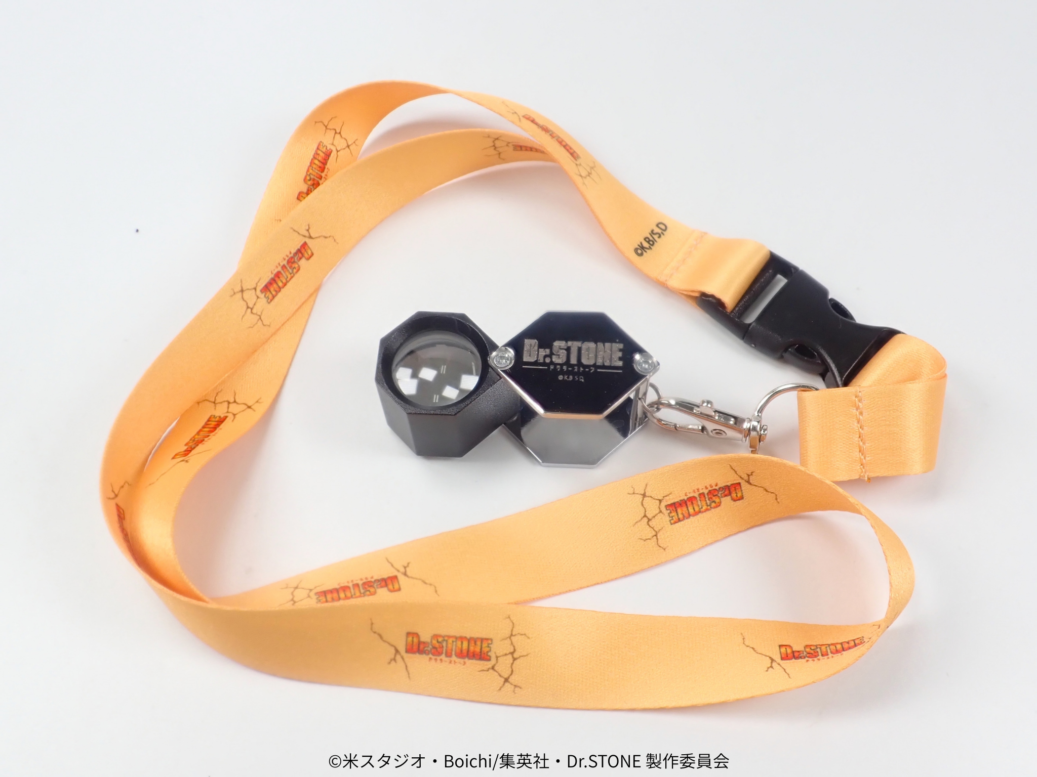【4/29(三) 22時開始販售】TV動畫《Dr.STONE 新石紀》×珠寶專賣店KARATZ聯名 寶石鑑定師使用 LOGO放大鏡&吊飾組(附解說卡)