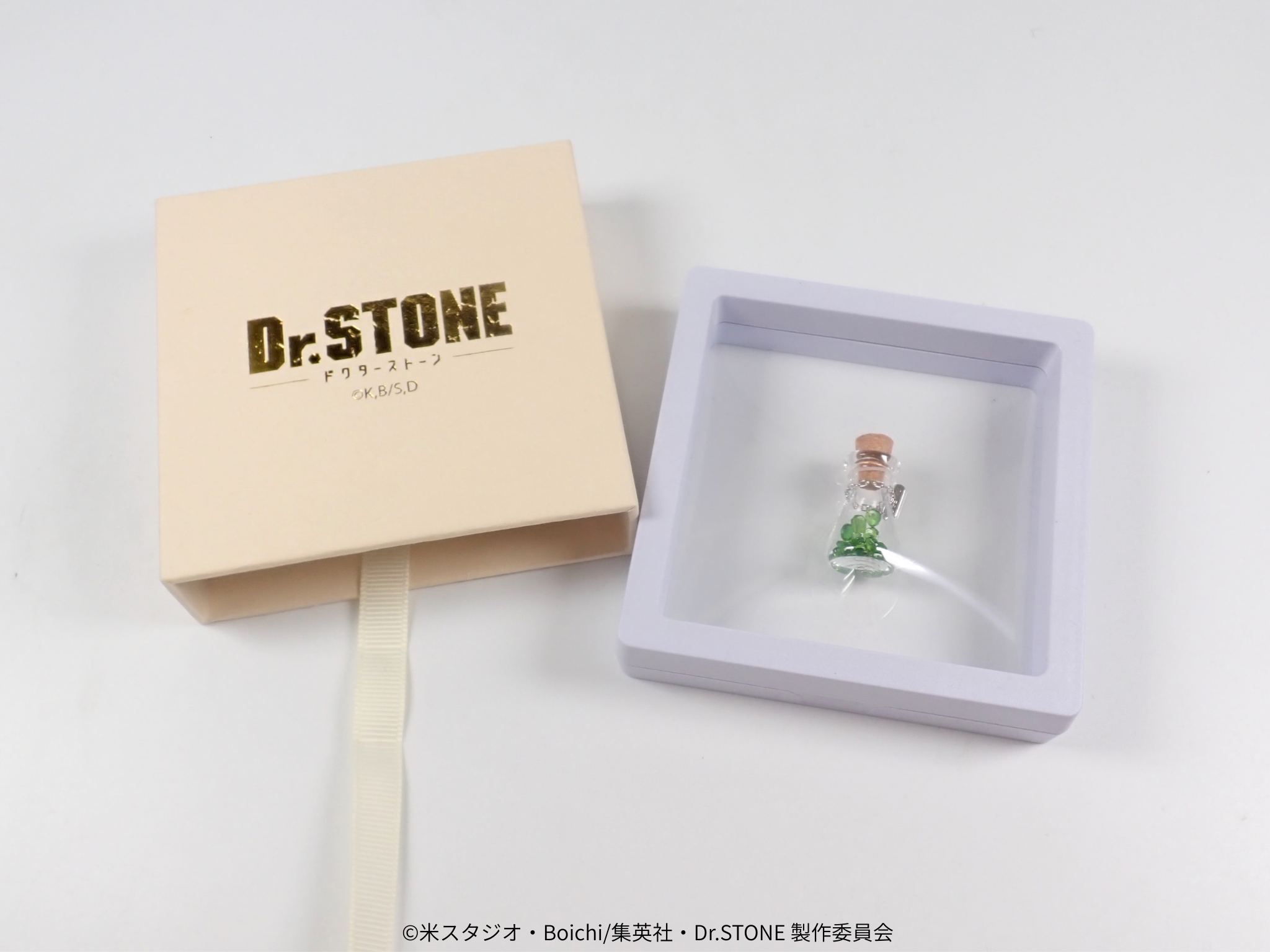 【4/29(三) 22點開賣】電視動畫《Dr.STONE 新石紀》×珠寶專賣店KARATZ聯名 內含礦物的燒瓶吊飾(全7種/附透明卡)