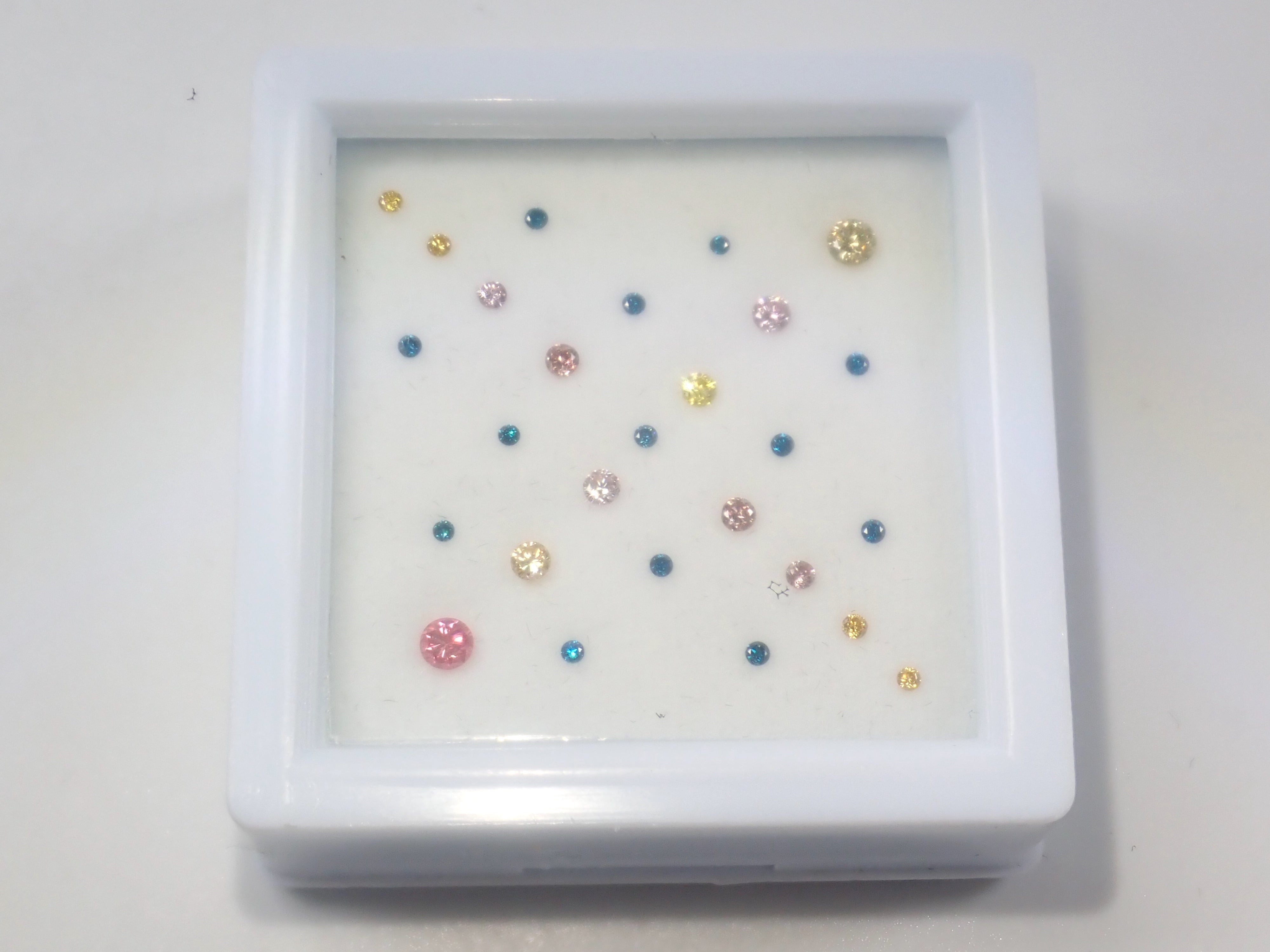 《Shinjuku Pop-Up Event Commemorative Offer》《Limited Stock Remaining》 Color Diamond Set (including pink, ice blue, green diamonds, and more, 9 stones or more in total), valued at ¥30,000 normally. 《Multi-Purchase Discount Available》