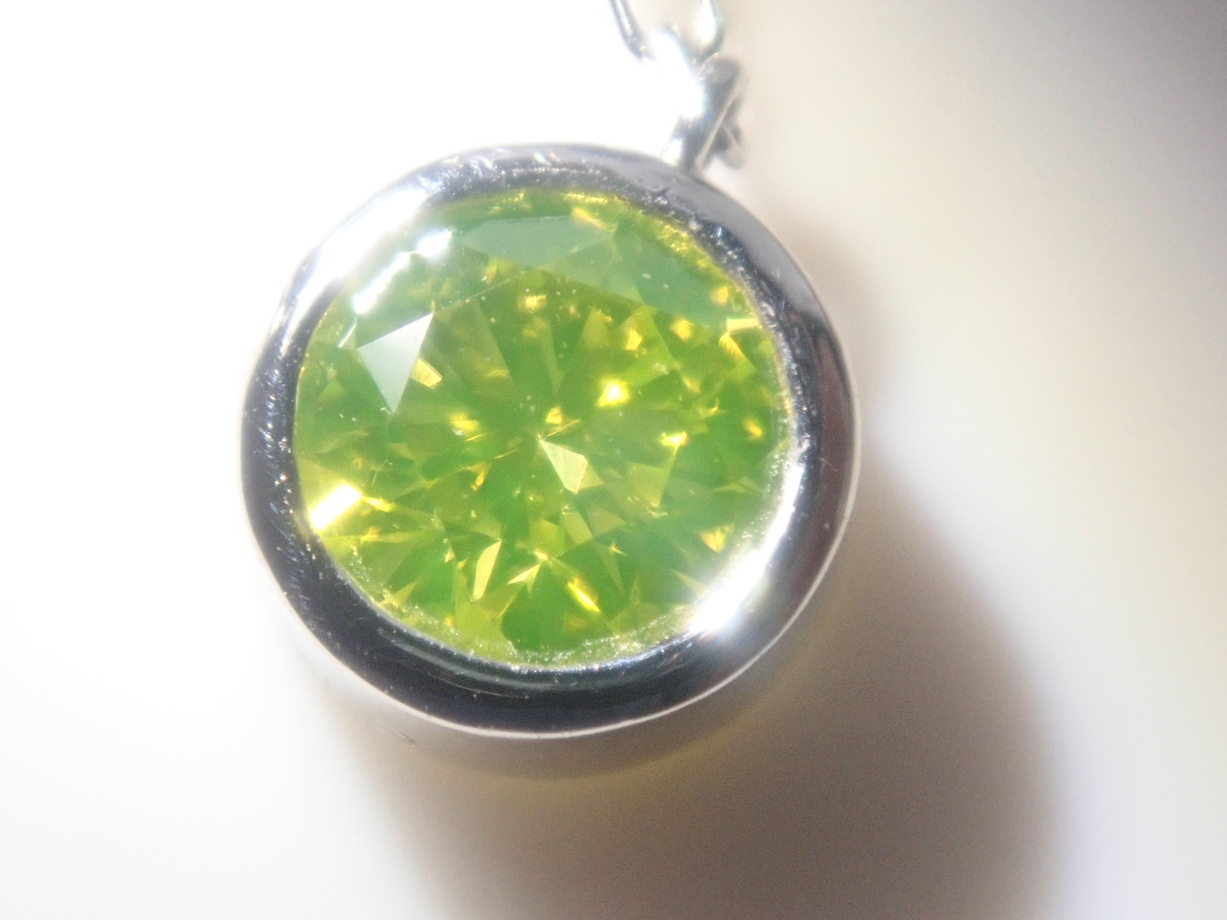 【7/30 22時販売】【カラフリ】Pt850/K14WG アップルグリーンダイヤモンド0.38ct・ダイヤモンド0.50ct ピアス 鑑別書