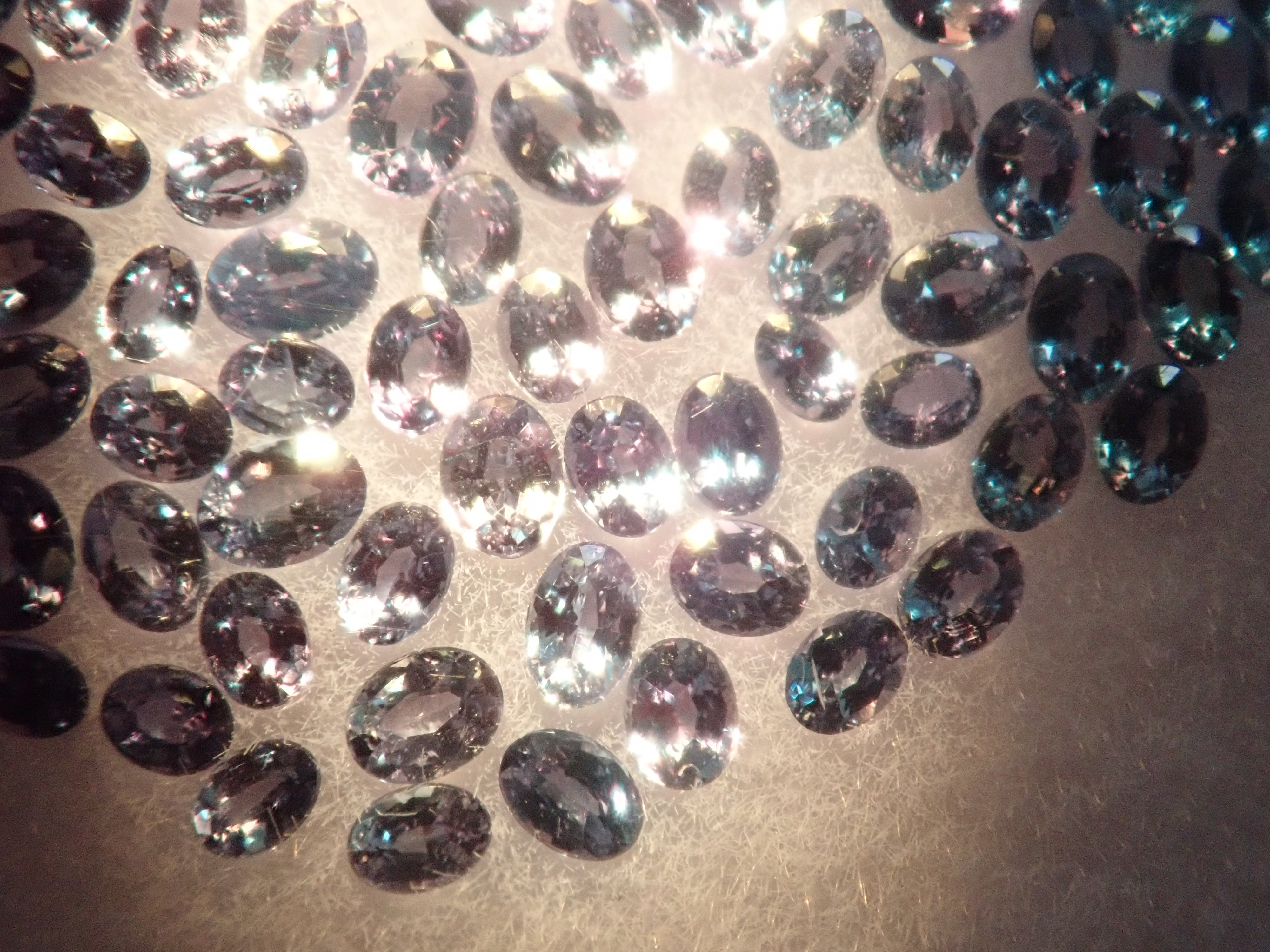 【3/6 22時販売】《ツーソン新着》ブラジル産アレキサンドライト1石ルース(メレサイズのトップクオリティ,ヘマチタ鉱山)《複数購入割引有》