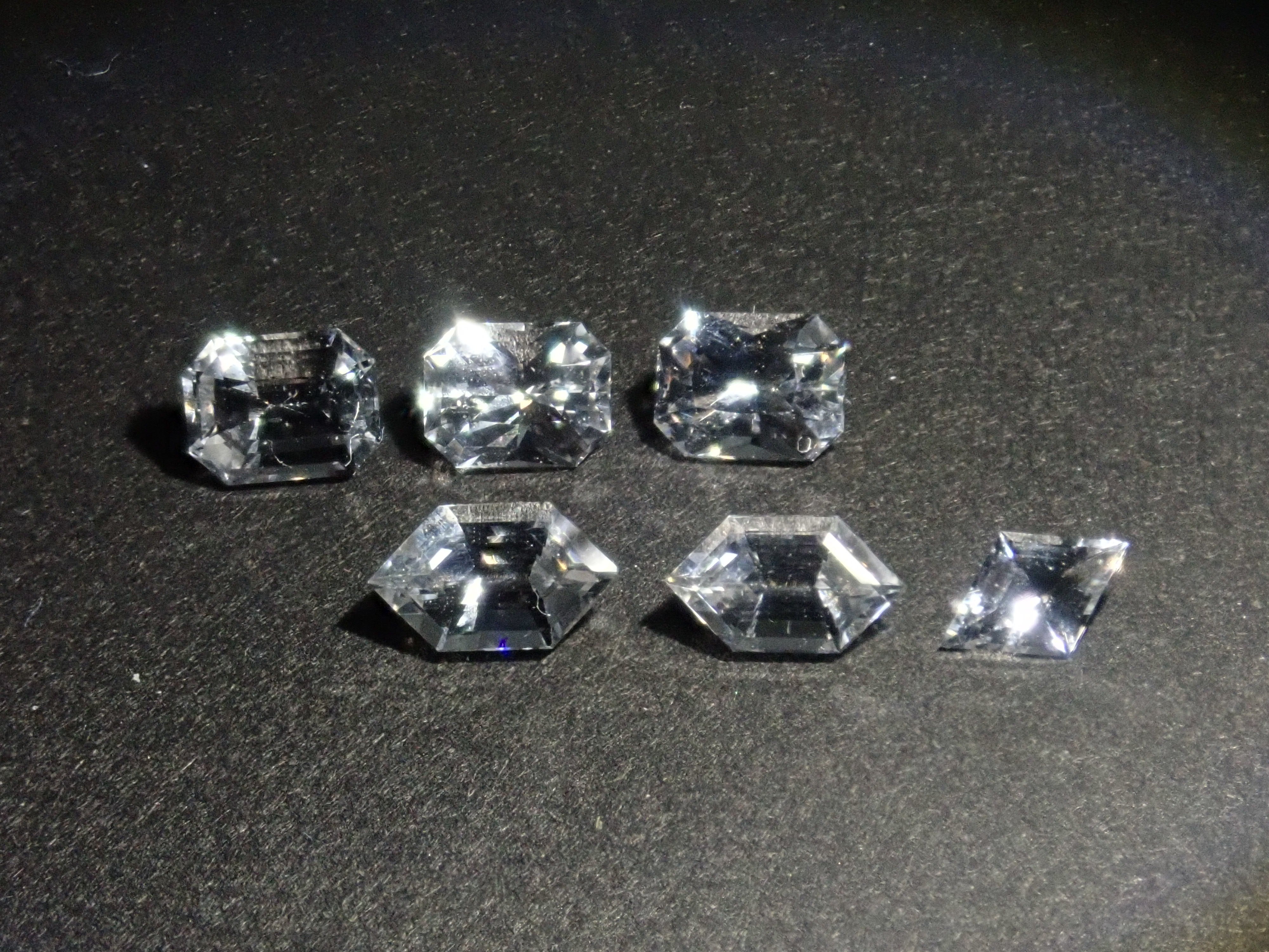 限量7顆寶石:1顆巴西Goshenite散裝寶石。多件購買可享折扣。