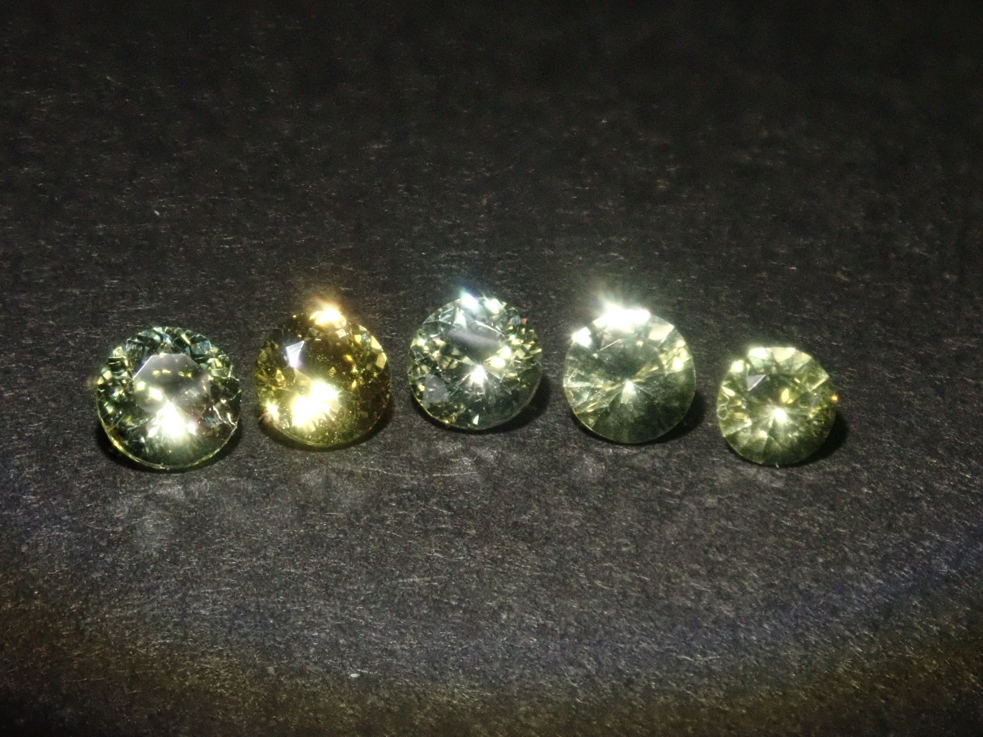 【2月2日晚間10點開始販售】限量20顆寶石:俄羅斯亞歷山大石、金綠寶石雙貓眼石及亞歷山大石扭蛋【多買有優惠】