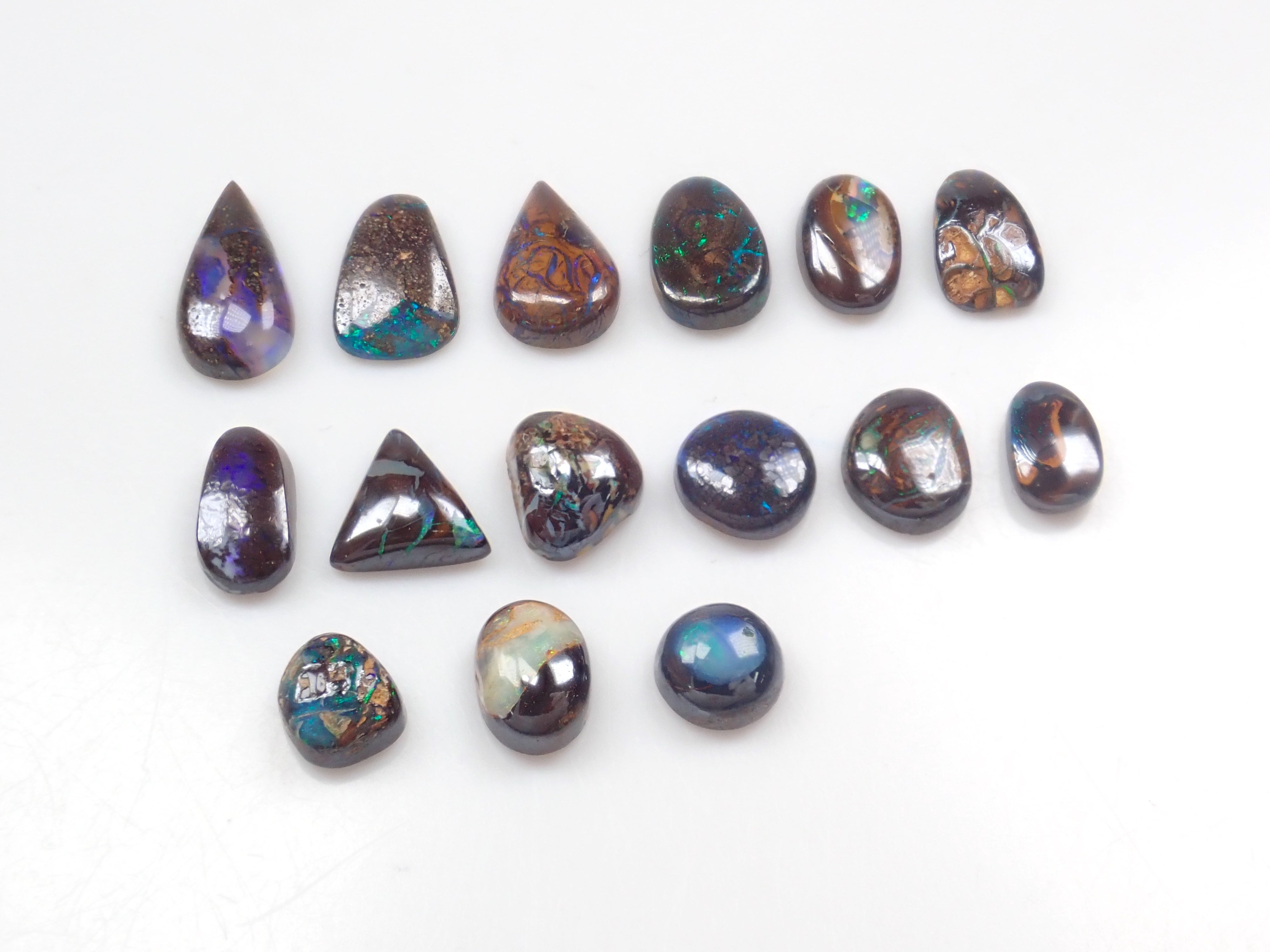 限量 15 顆寶石,其中 1 顆為澳洲鐵蛋白石散石,可享多顆購買折扣