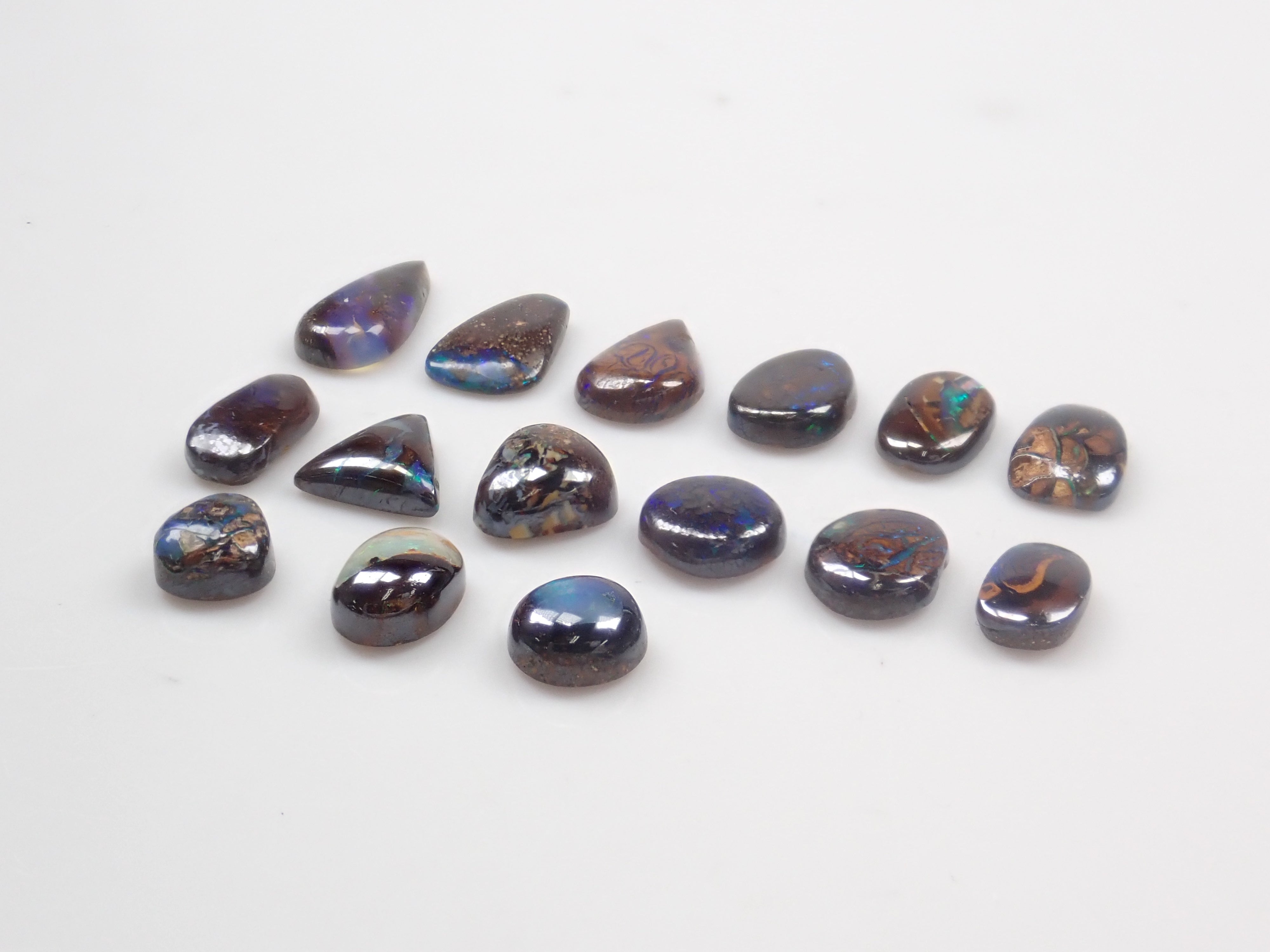 限量 15 顆寶石,其中 1 顆為澳洲鐵蛋白石散石,可享多顆購買折扣