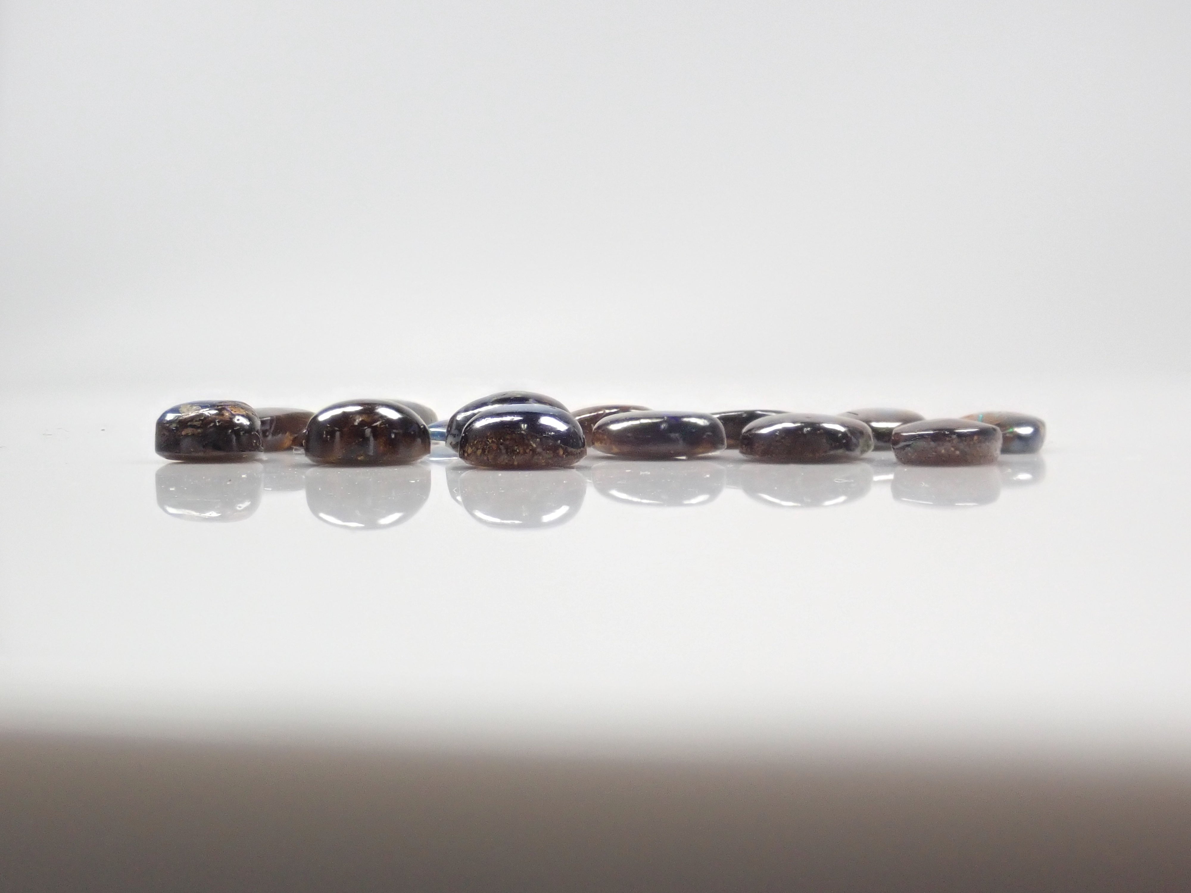 限量 15 顆寶石,其中 1 顆為澳洲鐵蛋白石散石,可享多顆購買折扣