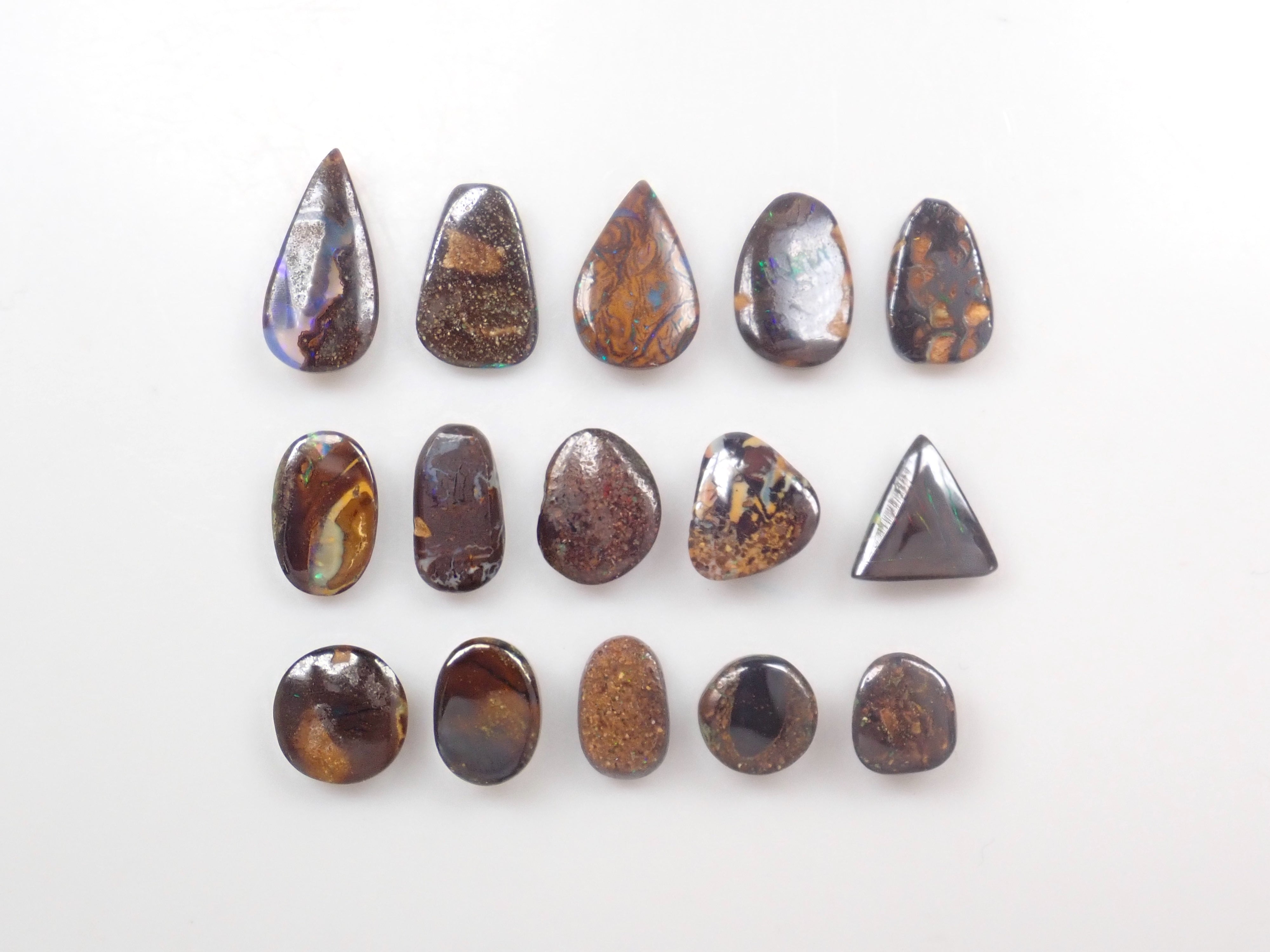 限量 15 顆寶石,其中 1 顆為澳洲鐵蛋白石散石,可享多顆購買折扣