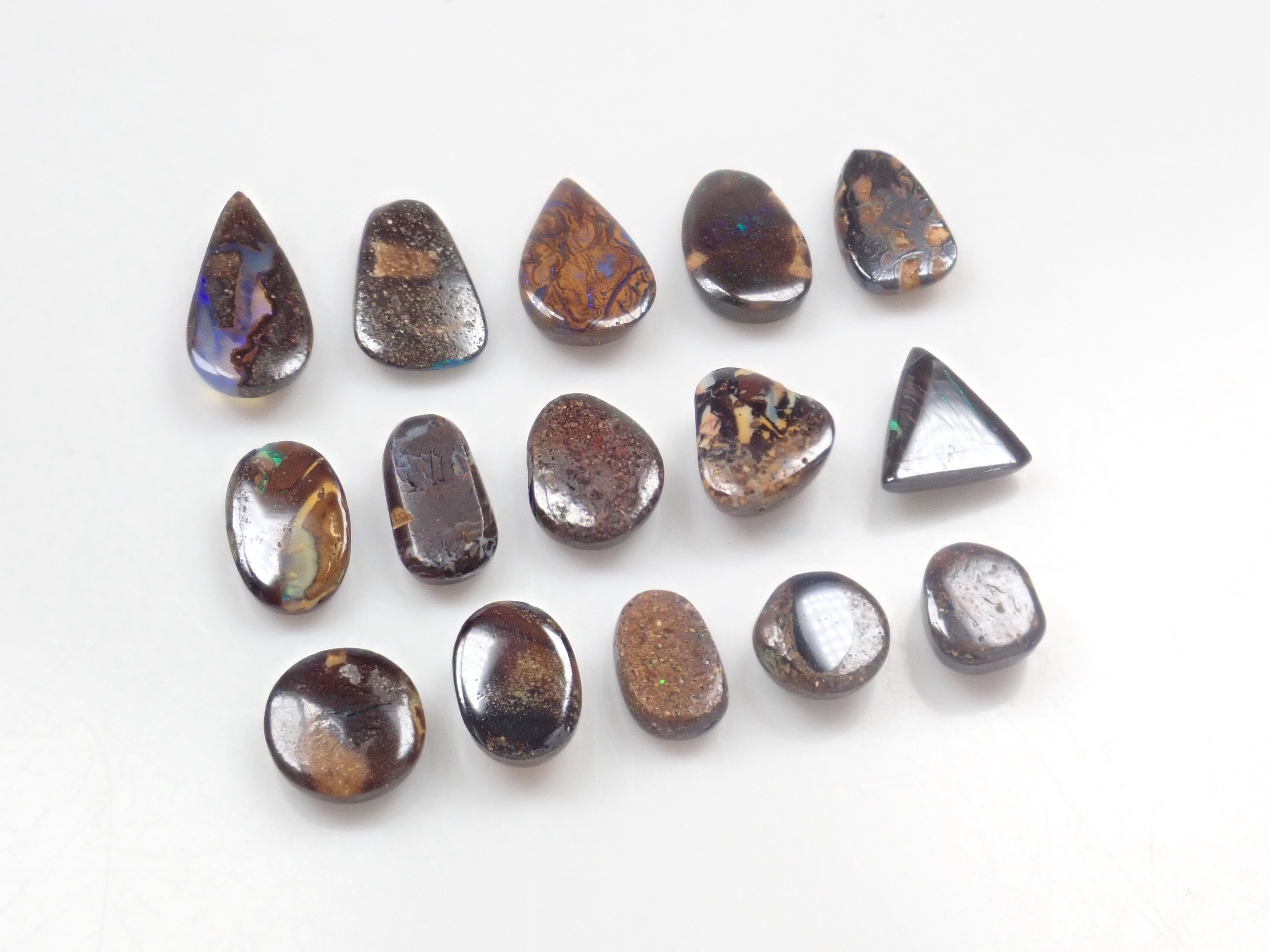 限量 15 顆寶石,其中 1 顆為澳洲鐵蛋白石散石,可享多顆購買折扣