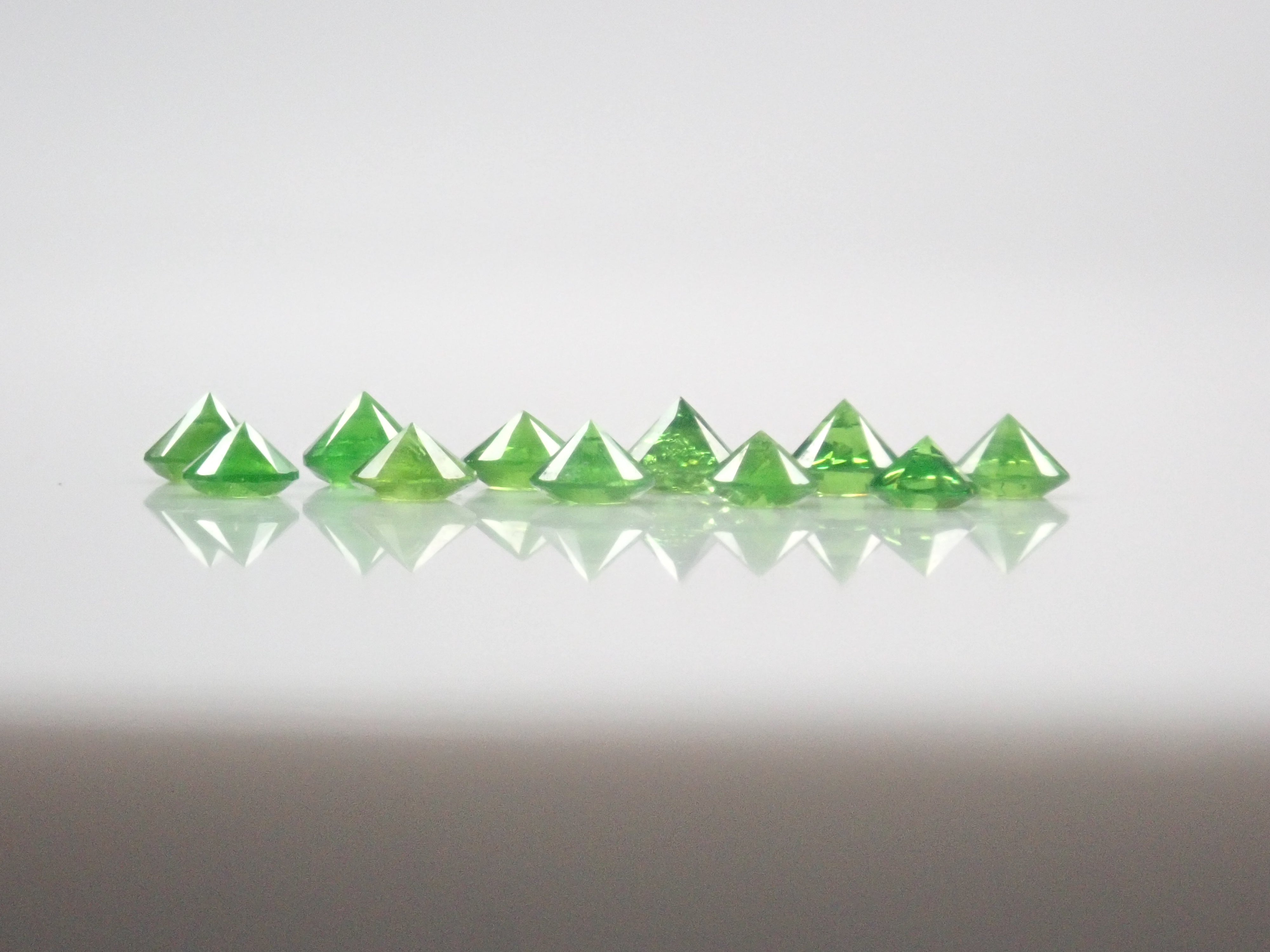 【5/5 22時販売】《限定11石》ロシア産デマントイドガーネット(2-2.3mm,ラウンドカット,ホーステール有り)1石《複数購入割引有》