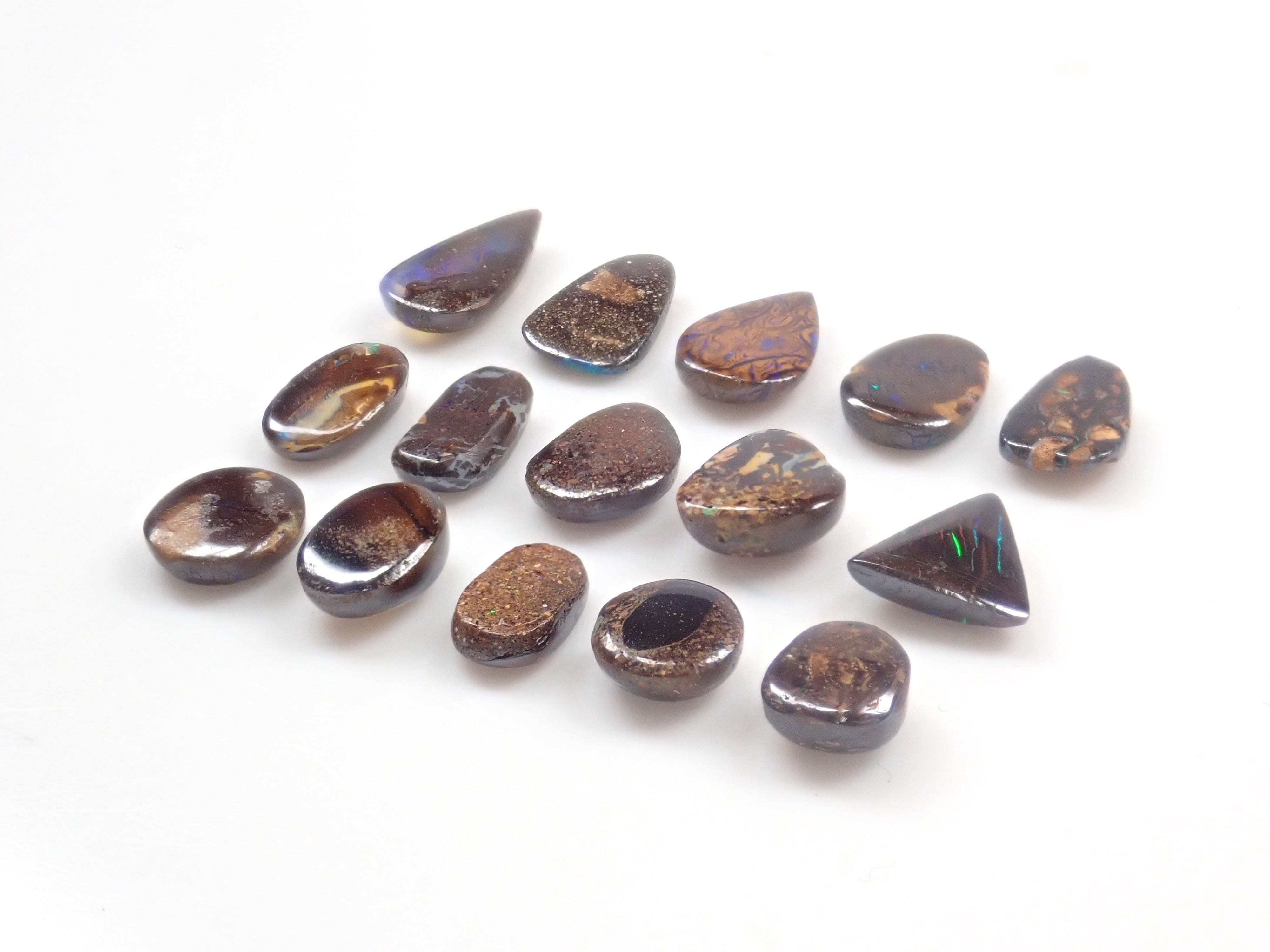 限量 15 顆寶石,其中 1 顆為澳洲鐵蛋白石散石,可享多顆購買折扣