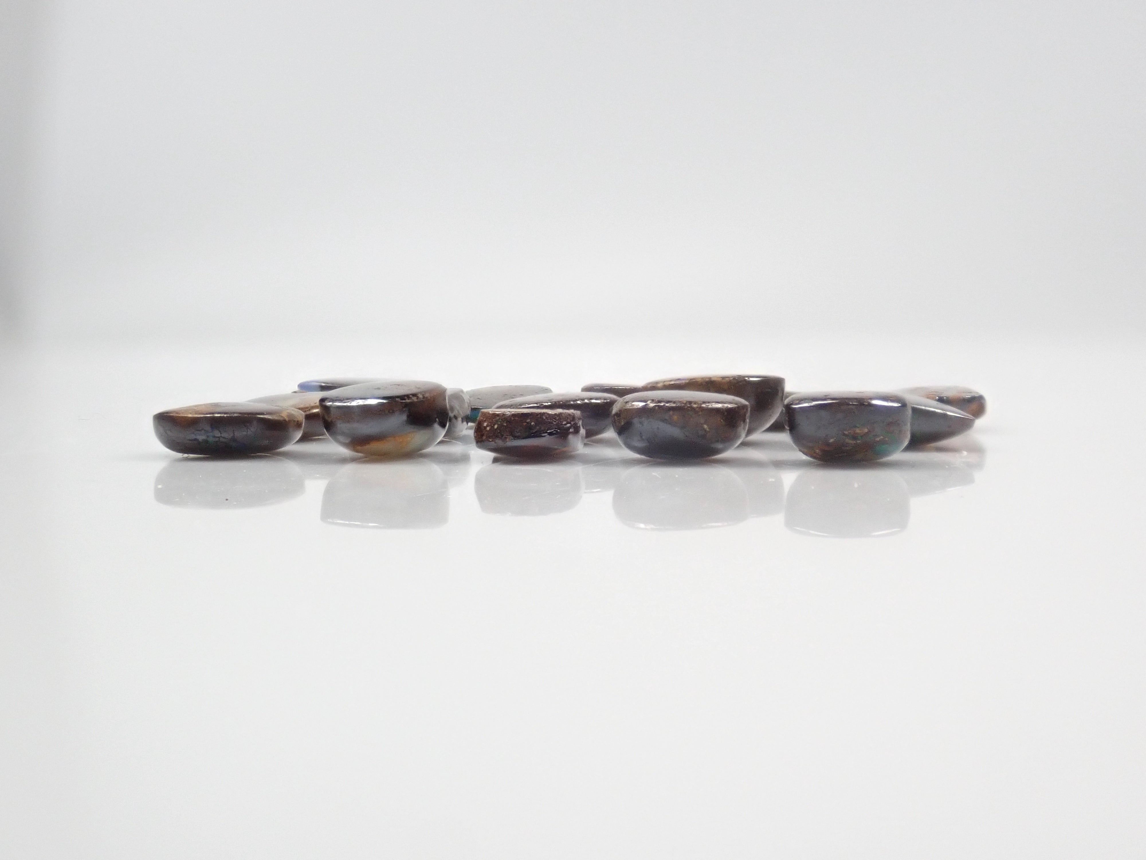 限量 15 顆寶石,其中 1 顆為澳洲鐵蛋白石散石,可享多顆購買折扣