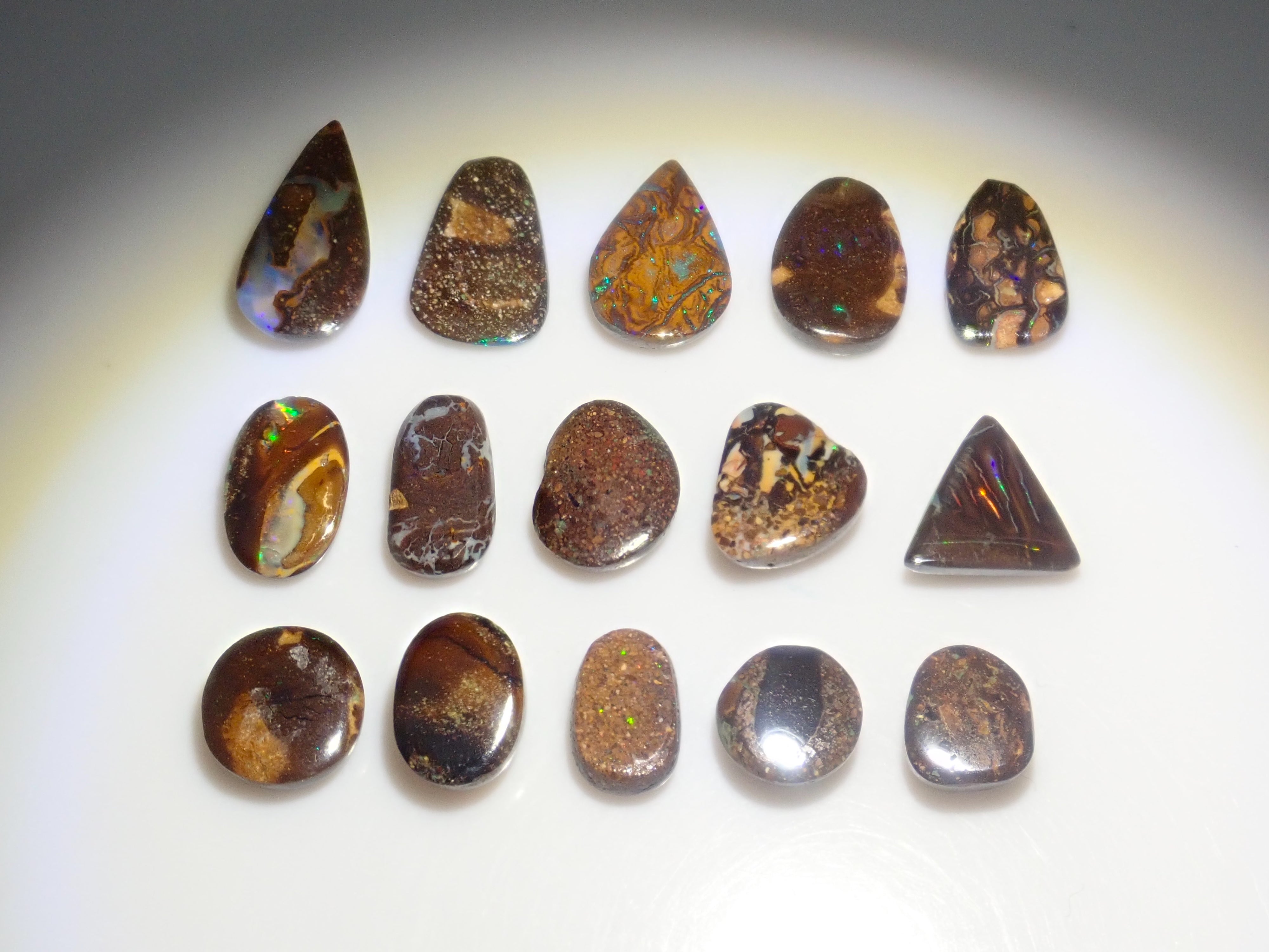 限量 15 顆寶石,其中 1 顆為澳洲鐵蛋白石散石,可享多顆購買折扣