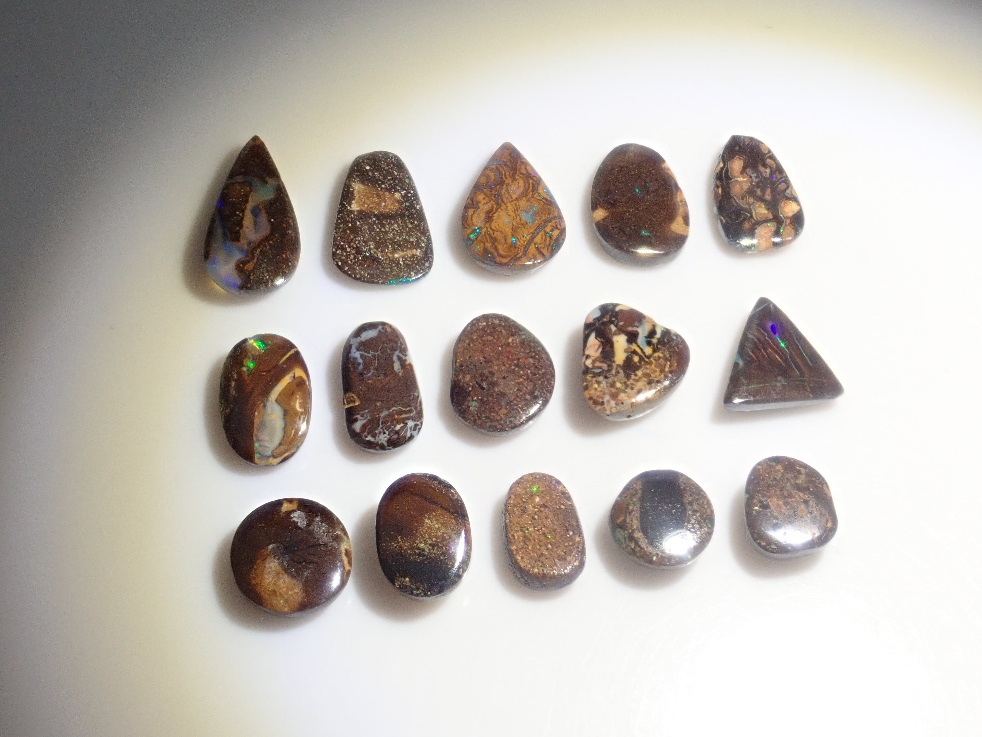 限量 15 顆寶石,其中 1 顆為澳洲鐵蛋白石散石,可享多顆購買折扣