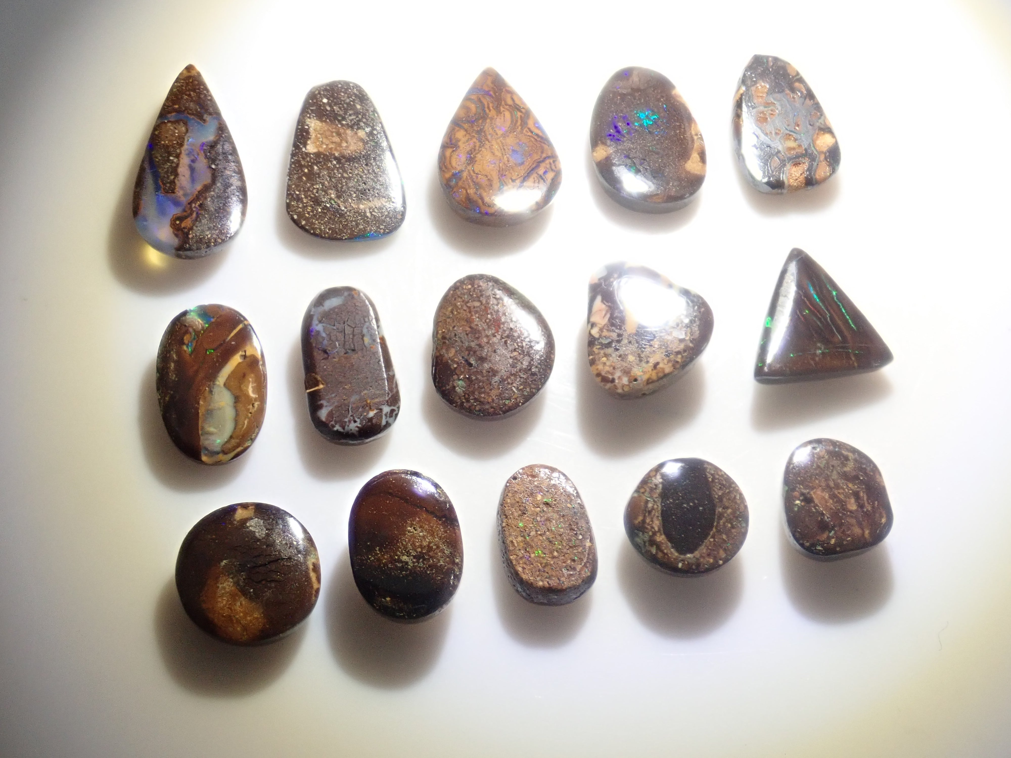 限量 15 顆寶石,其中 1 顆為澳洲鐵蛋白石散石,可享多顆購買折扣