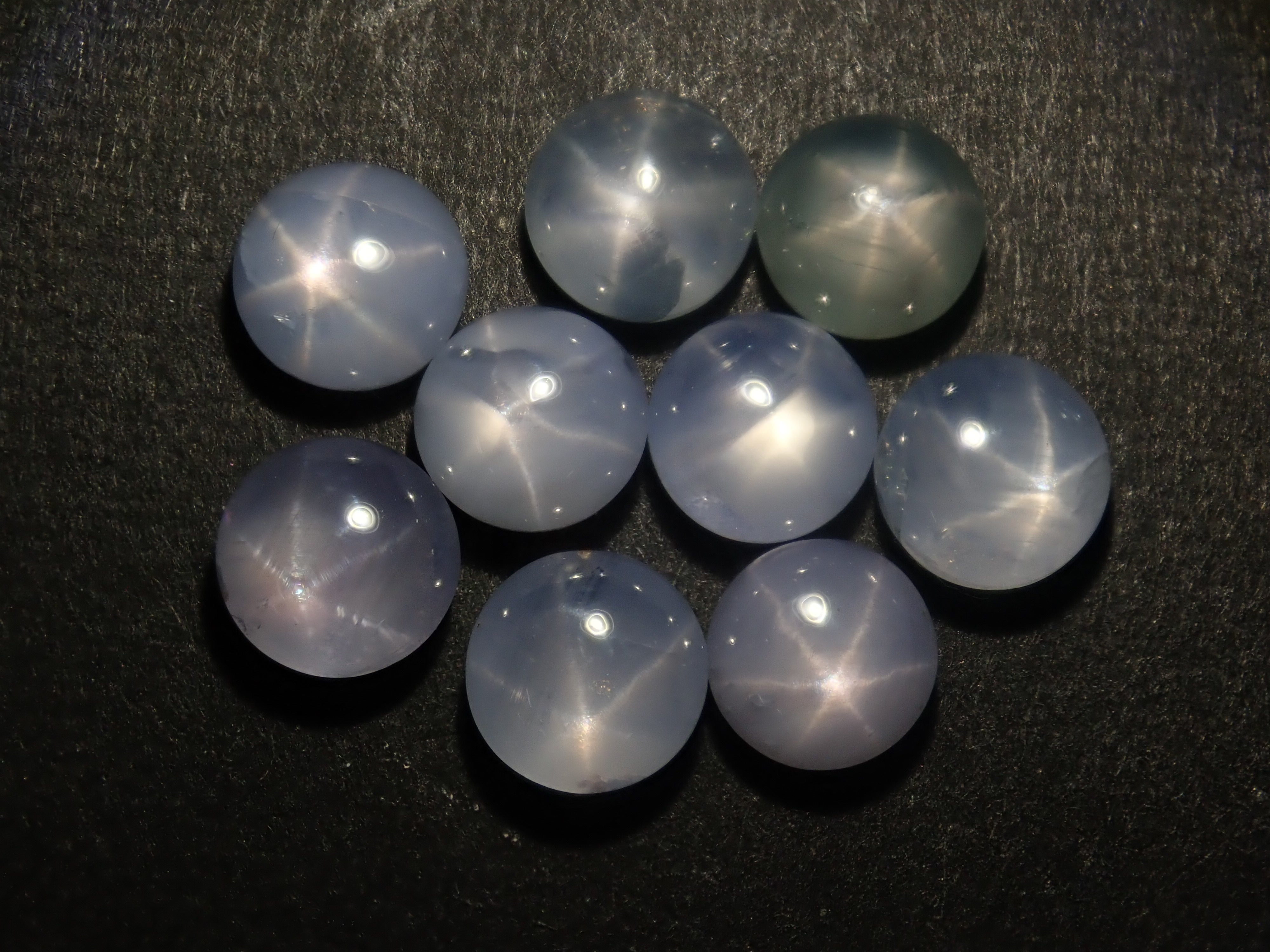 【5/2 22時販売】《限定9石》珍しいラウンドカボションカットのスリランカ産スターサファイア1石(約5.0mm)《複数購入割引有》