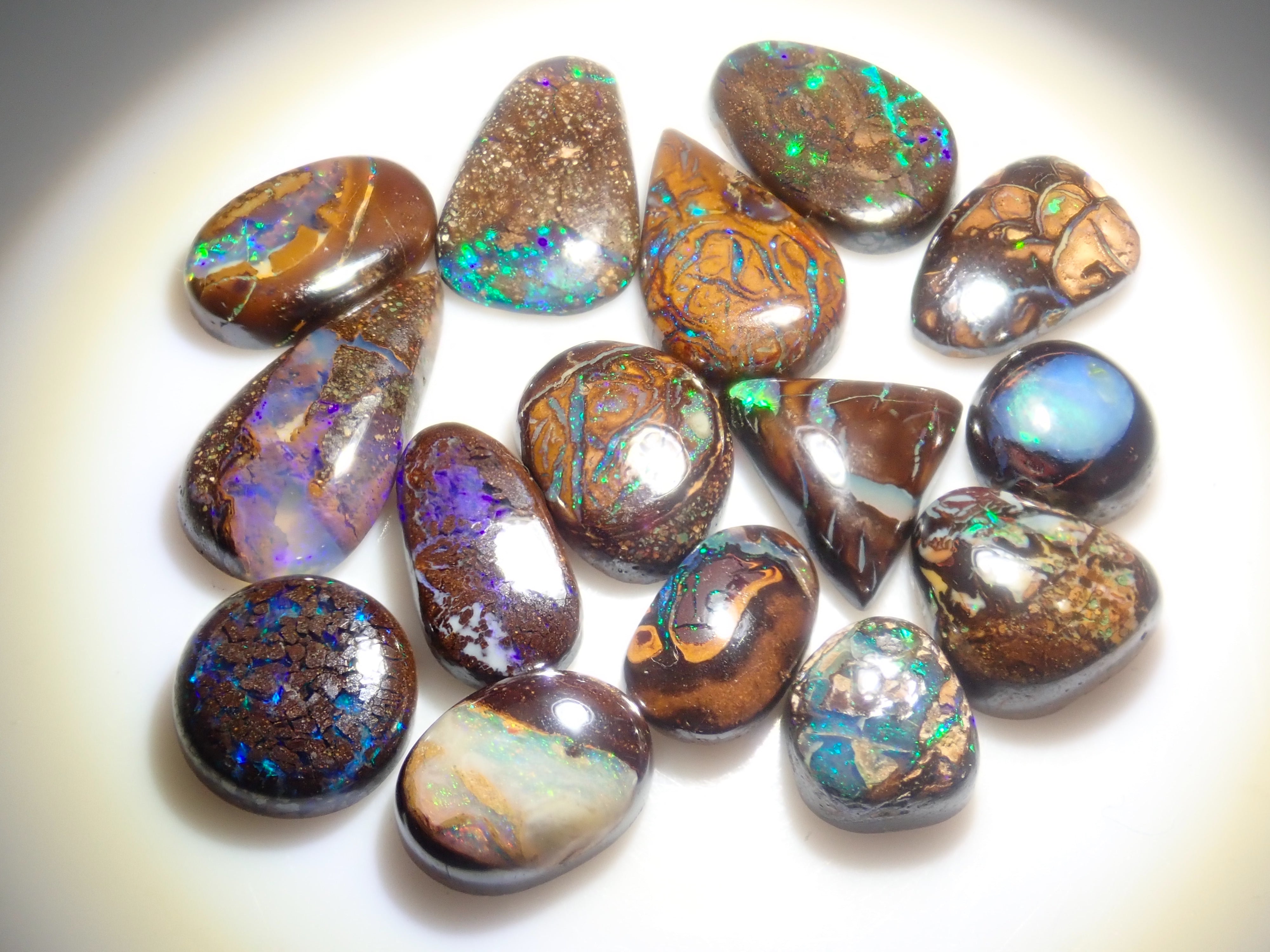 限量 15 顆寶石,其中 1 顆為澳洲鐵蛋白石散石,可享多顆購買折扣